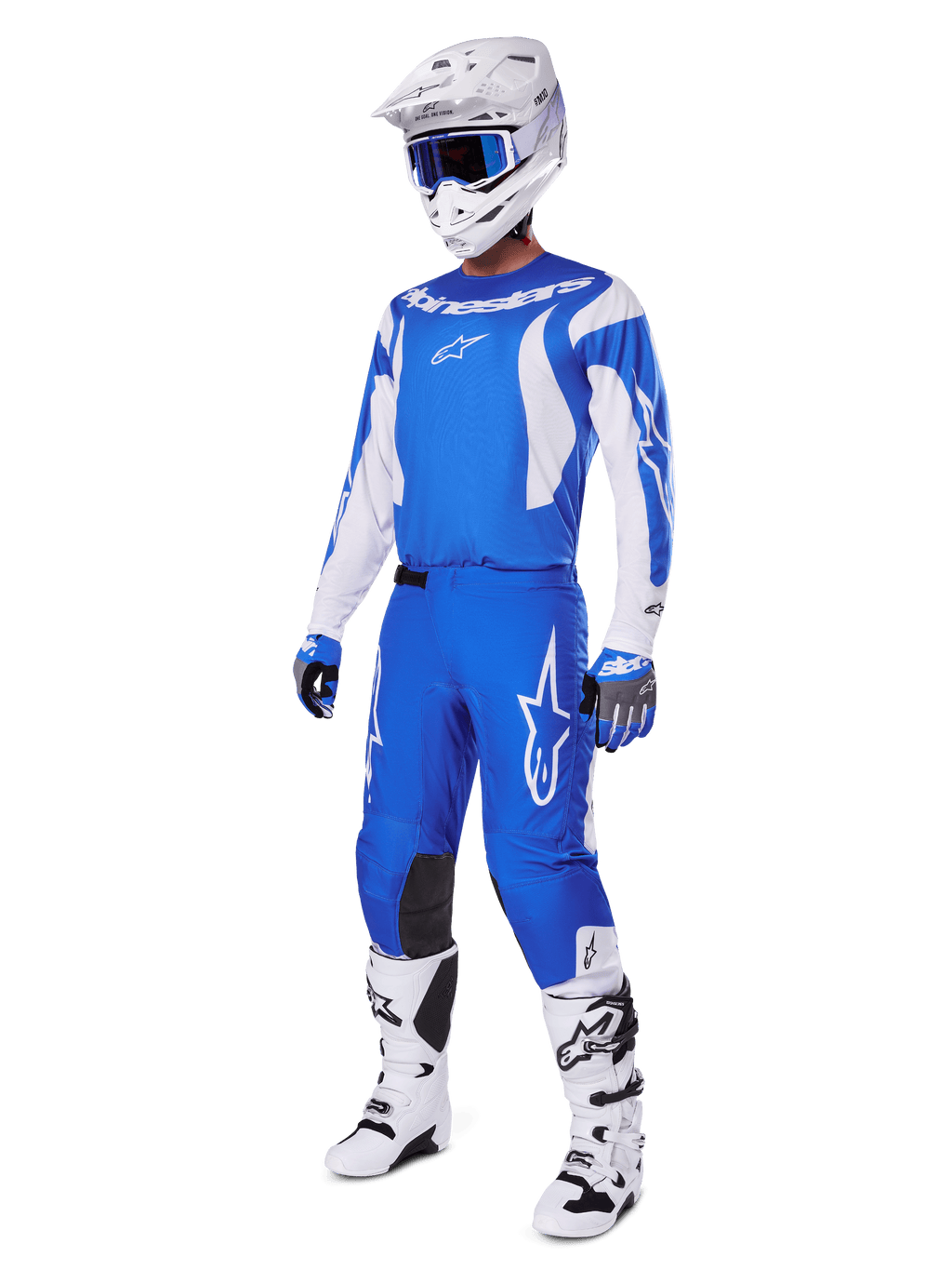 Zawodnik motocrossowy w kompletnym zestawie 2025 Fluid Haul, niebiesko-biała koszulka i spodnie z logo Alpinestars, biały kask z niebieskimi goglami, białe buty i niebieskie rękawice, dopasowany strój wyścigowy do jazdy terenowej.