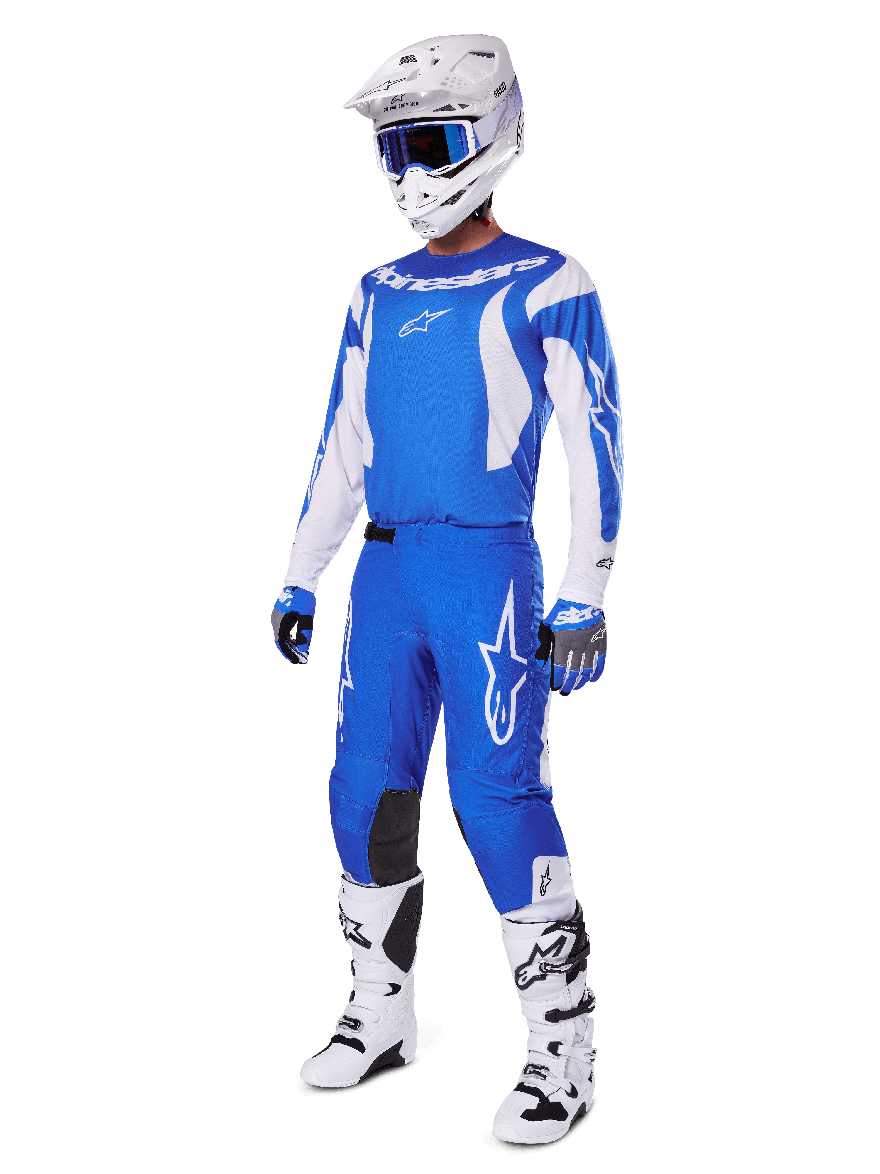 Zawodnik motocrossowy w kompletnym zestawie 2025 Fluid Haul, niebiesko-biała koszulka i spodnie z logo Alpinestars, biały kask z niebieskimi goglami, białe buty i niebieskie rękawice, dopasowany strój wyścigowy do jazdy terenowej.