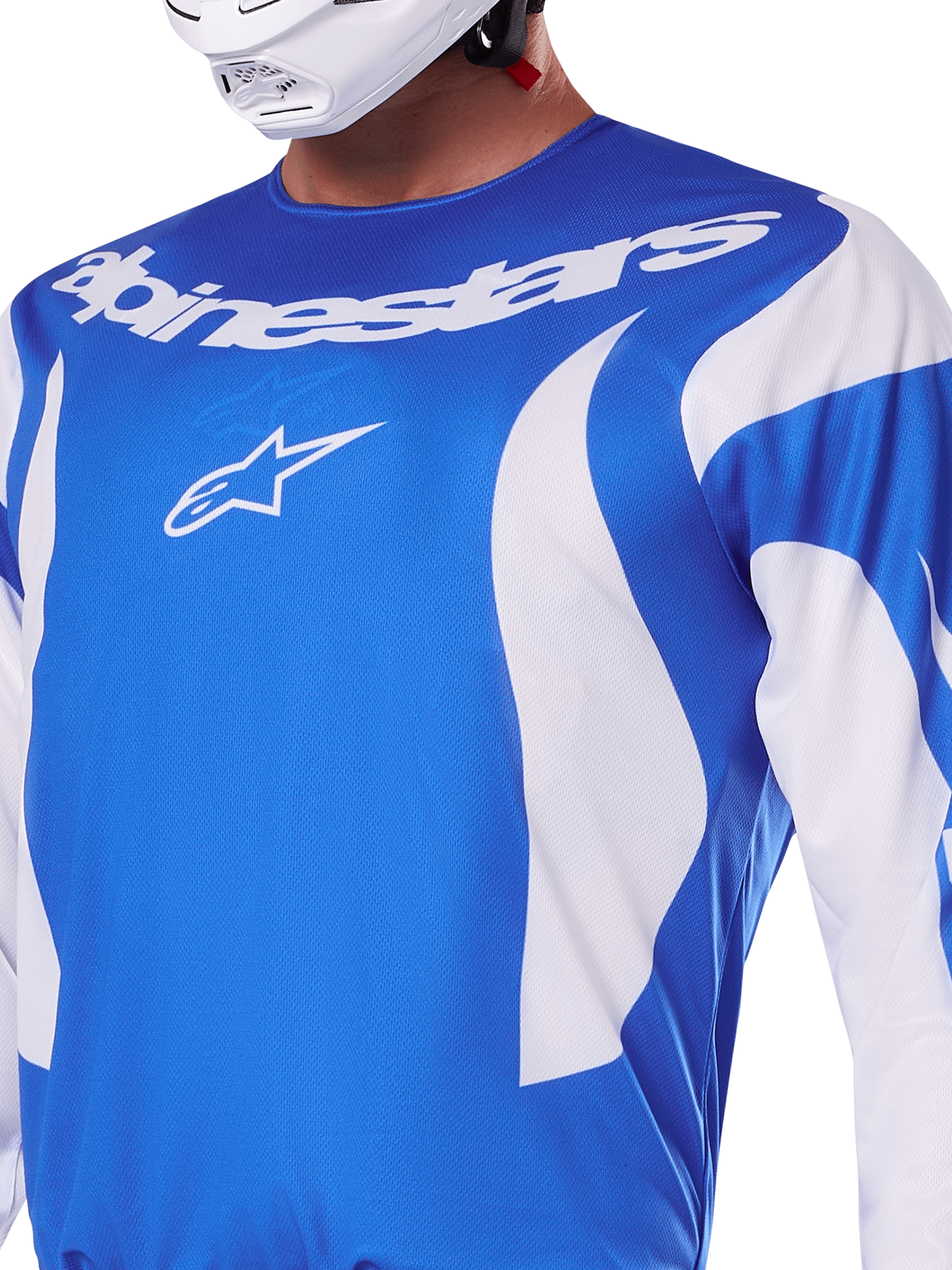 Alpinestars 2025 Fluid Haul Jersey, niebiesko-biała koszulka motocrossowa noszona przez zawodnika w białym kasku, biały napis Alpinestars i logo A-star, sportowy krój, lekki materiał odprowadzający wilgoć, do motocrossu i jazdy terenowej