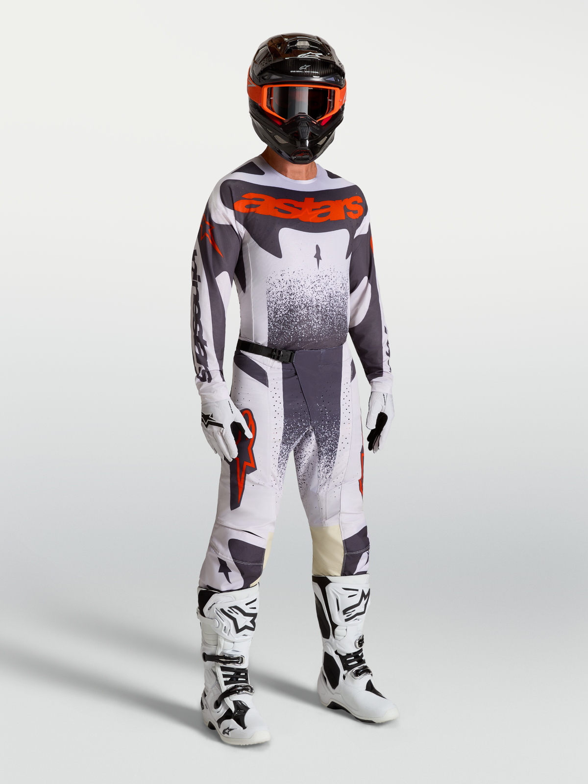 Koszulka i zestaw Alpinestars Techstar Swan, męski strój motocrossowy na modelu, jasnoliliowy, szary i czerwony fluo.