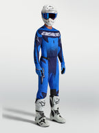 Zestaw Alpinestars Techstar Swan, męski strój motocrossowy w kolorach niebieskim i granatowym, białe buty, odzież off-road.