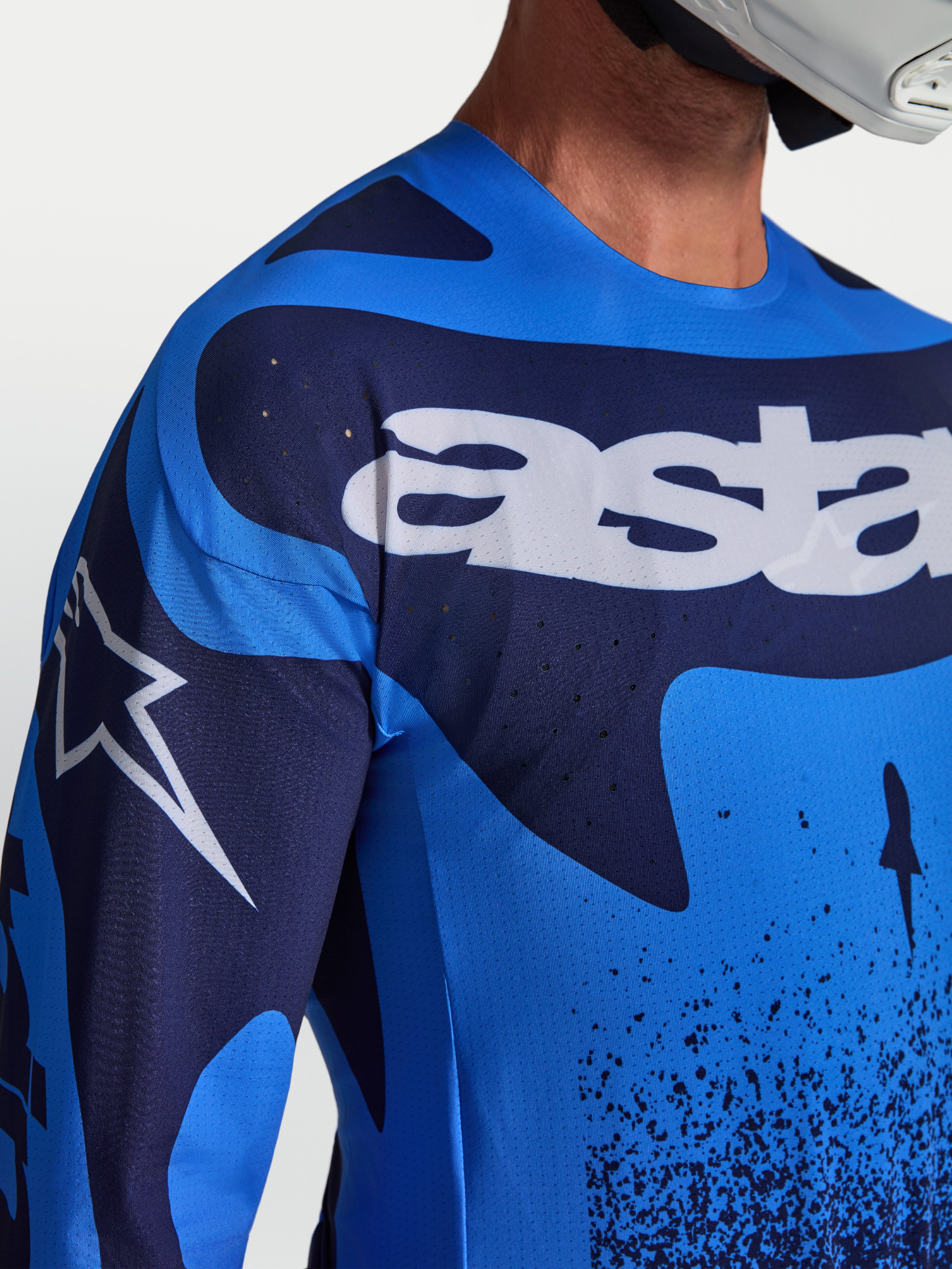 Koszulka Alpinestars Techstar Swan, niebieska i ciemnoniebieska męska koszulka motocrossowa, laserowa wentylacja, białe logo.