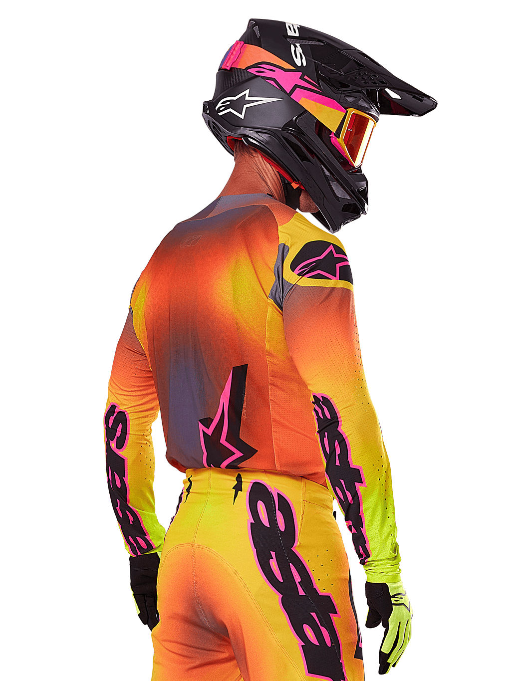 Motocyklista motocrossowy widziany z boku i z tyłu w zestawie Alpinestars 2025 Supertech Lipan, gradient żółto-pomarańczowo-czerwony z czarnym i różowym logo, czarny kask z różowymi akcentami i pomarańczowe gogle, profesjonalny strój wyścigowy off-road