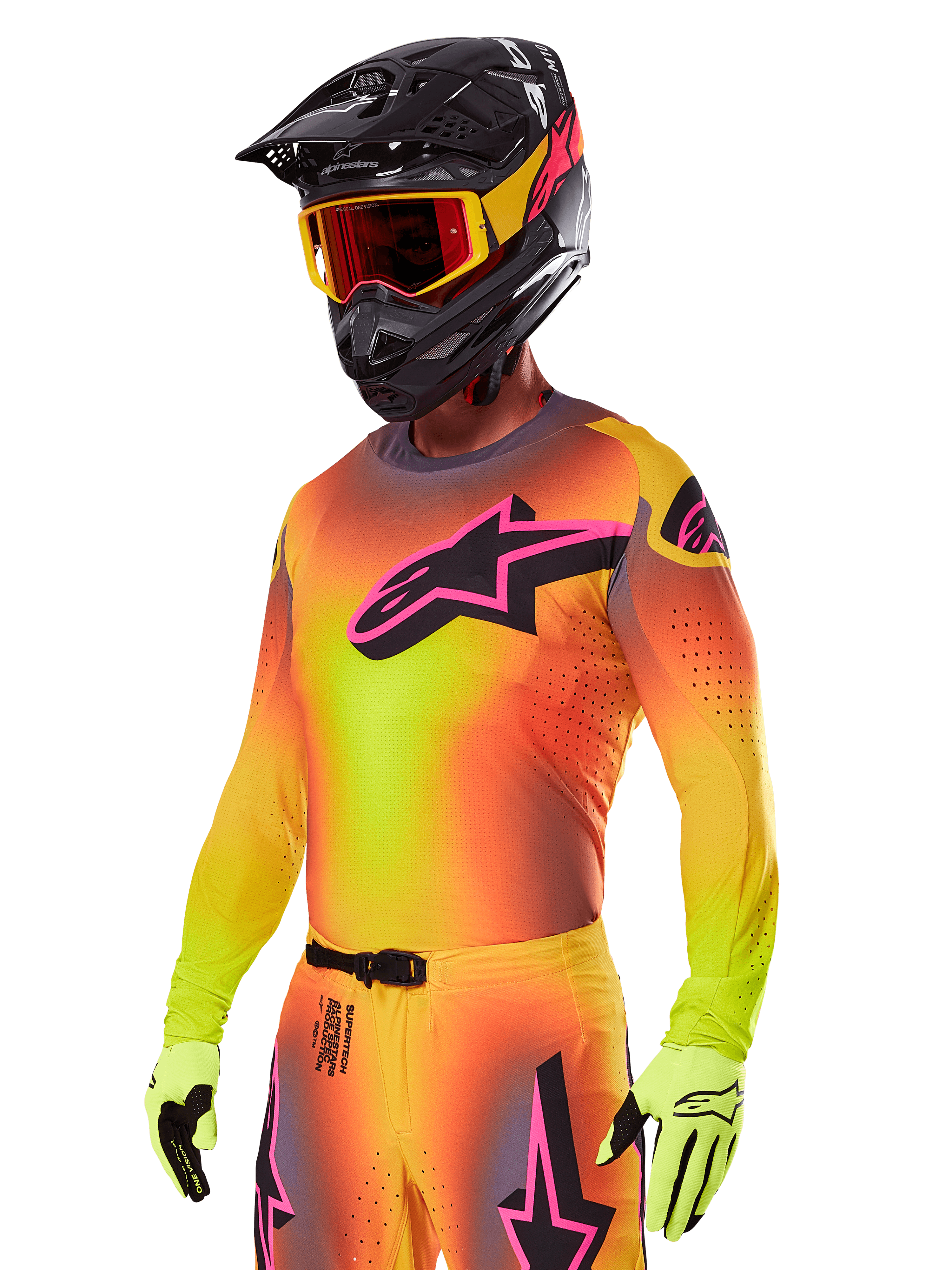 Motocyklista motocrossowy w zestawie Alpinestars 2025 Supertech Lipan, z koszulką z żółto-pomarańczowym gradientem i różowo-czarnym logo Astars, neonowożółtymi rękawicami oraz czarnym kaskiem z czerwonymi goglami, profesjonalna odzież do wyścigów terenowych.