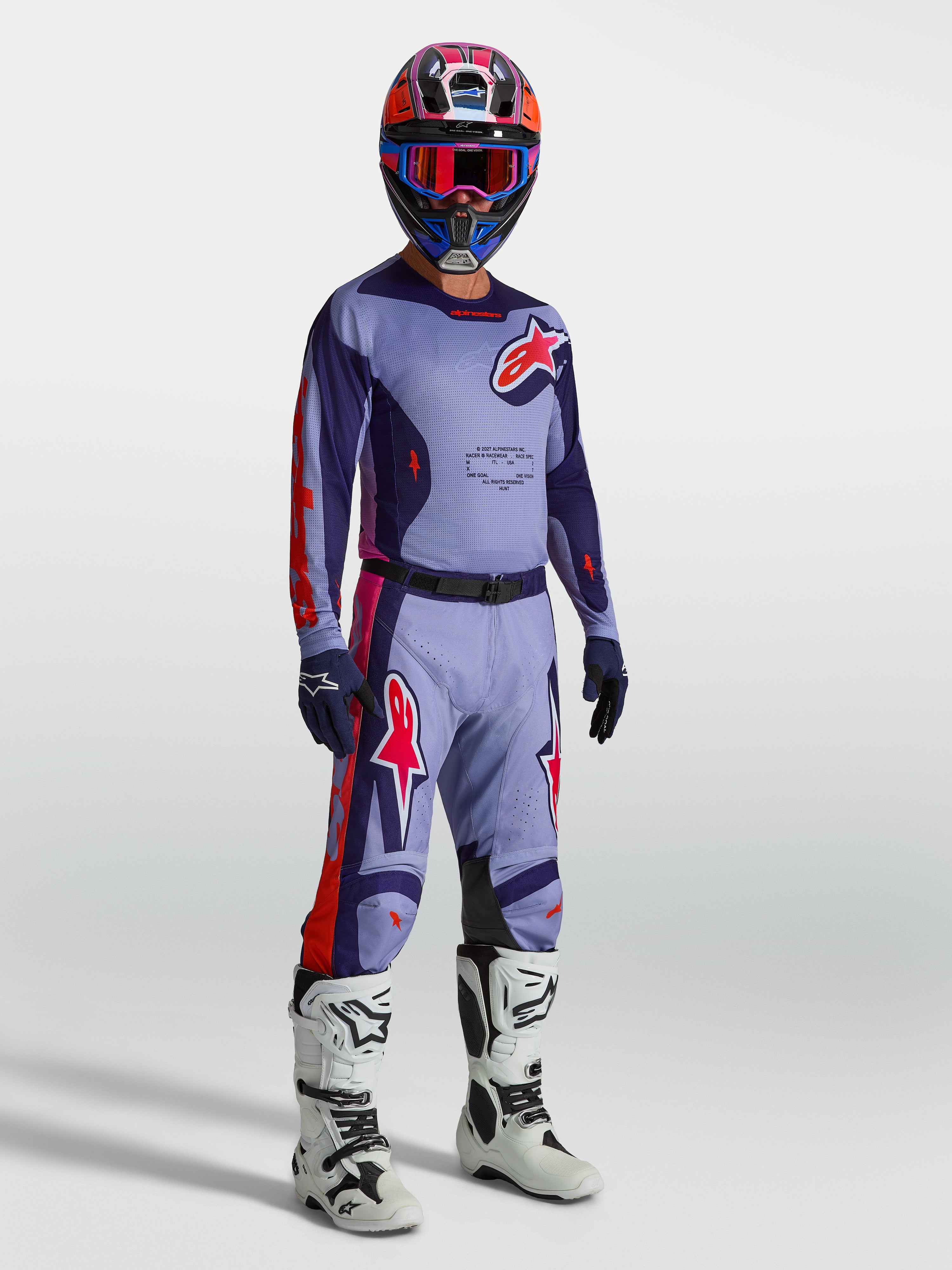 Alpinestars Koszulka Racer Air Hunt, fioletowo-różowa męska koszulka motocrossowa z siatki, na modelu w pełnym zestawie.