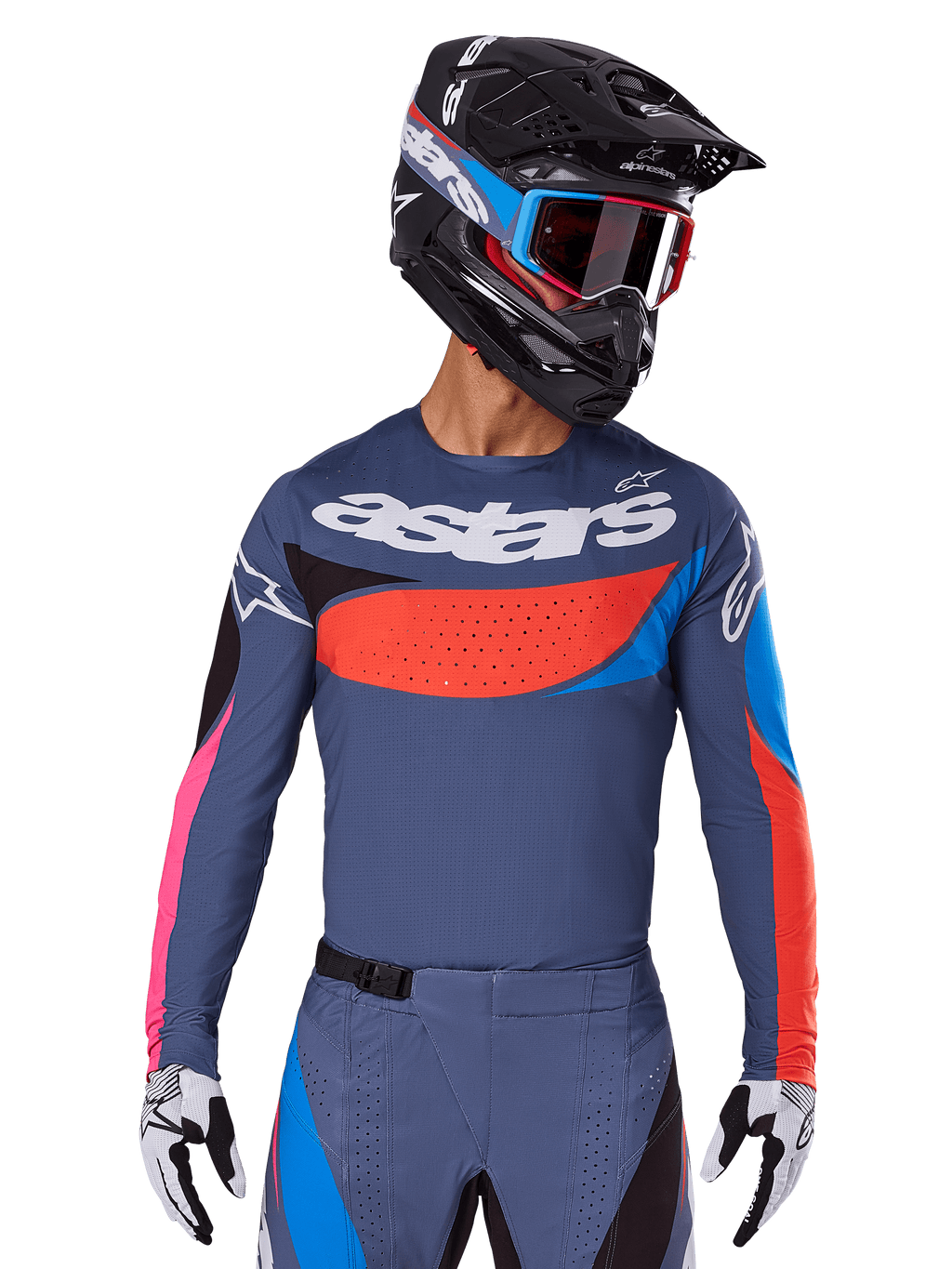 Alpinestars 2025 Techstar Dreem Jersey, koszulka motocrossowa, szara z niebieskimi, czerwonymi i różowymi akcentami, z laserowo wycinanymi perforacjami i dużym logo na klatce piersiowej, noszona z pasującymi spodniami i czarnym kaskiem wyścigowym