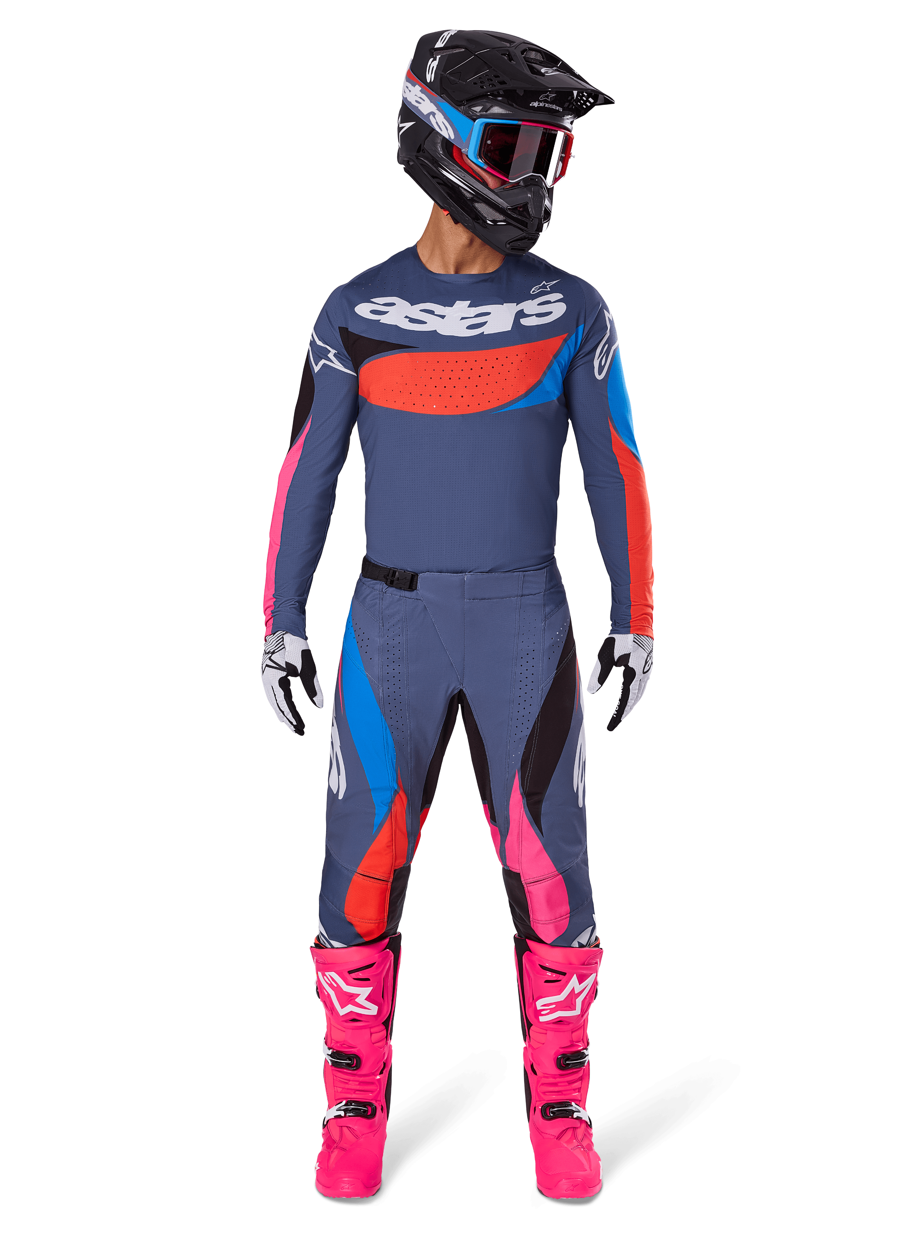 Alpinestars 2025 Techstar Dreem Gear Set, zawodnik motocrossowy w pełnym stroju wyścigowym, szaroniebieska koszulka i spodnie z jaskrawymi różowymi, pomarańczowymi i błękitnymi akcentami, duże logo „astars” na klatce piersiowej, jaskraworóżowe buty, czarny kask z goglami, profesjonalny zestaw do motocrossu