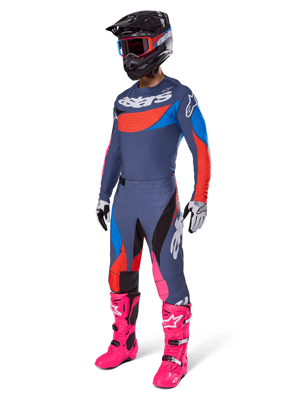 Alpinestars Techstar Dreem 2025, kompletny zestaw motocrossowy, strój wyścigowy off-road z szaro-niebieską koszulką z czerwonymi akcentami, pasujące spodnie z różowymi elementami, czarny kask, jaskraworóżowe buty oraz biało-czarne rękawice