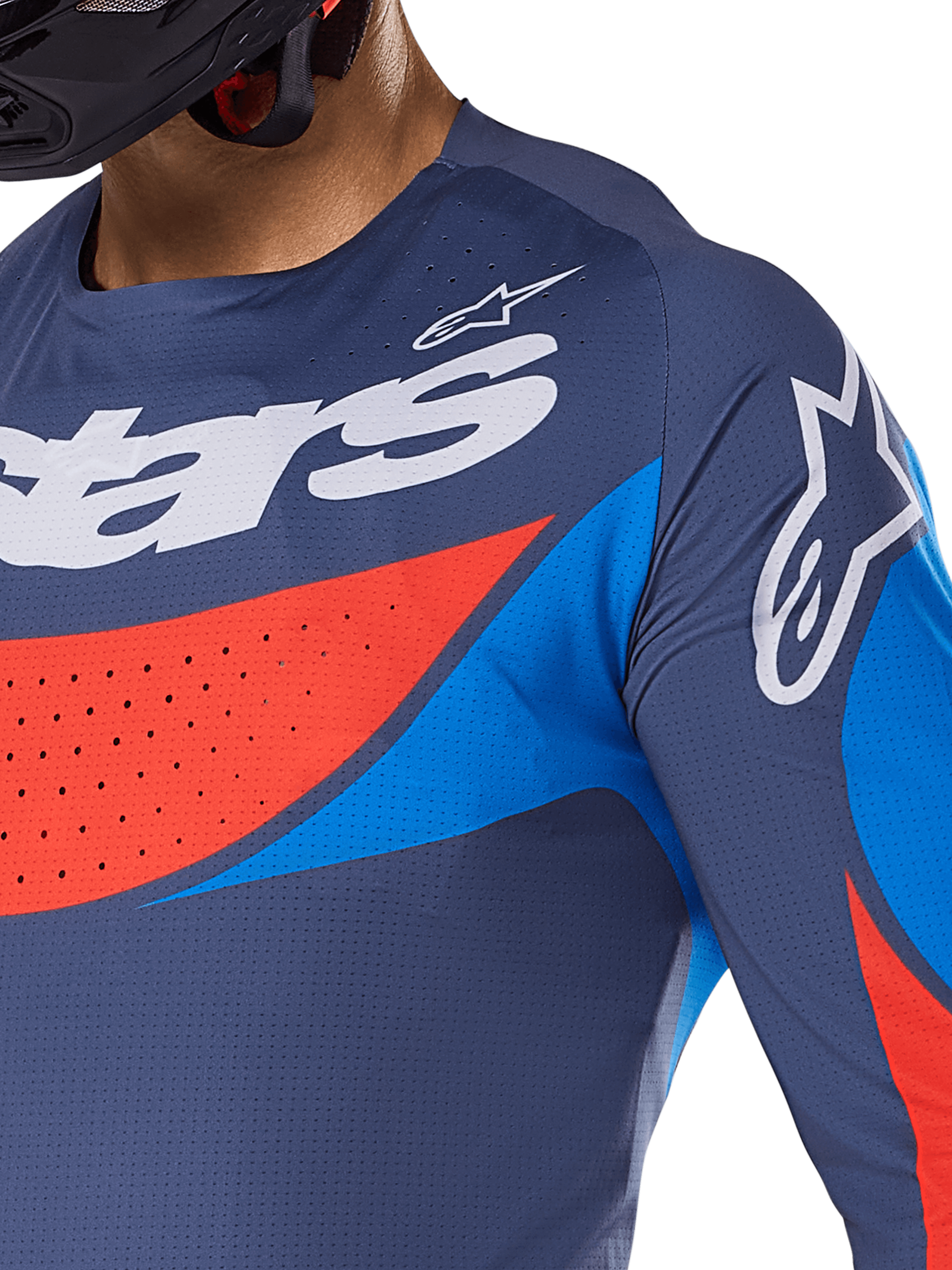 Zbliżenie na koszulkę Alpinestars 2025 Techstar Dreem, granatowa z jaskrawymi niebieskimi i pomarańczowymi akcentami, białe logo Alpinestars na klatce piersiowej i ramieniu, widoczne laserowo wycinane perforacje dla wentylacji