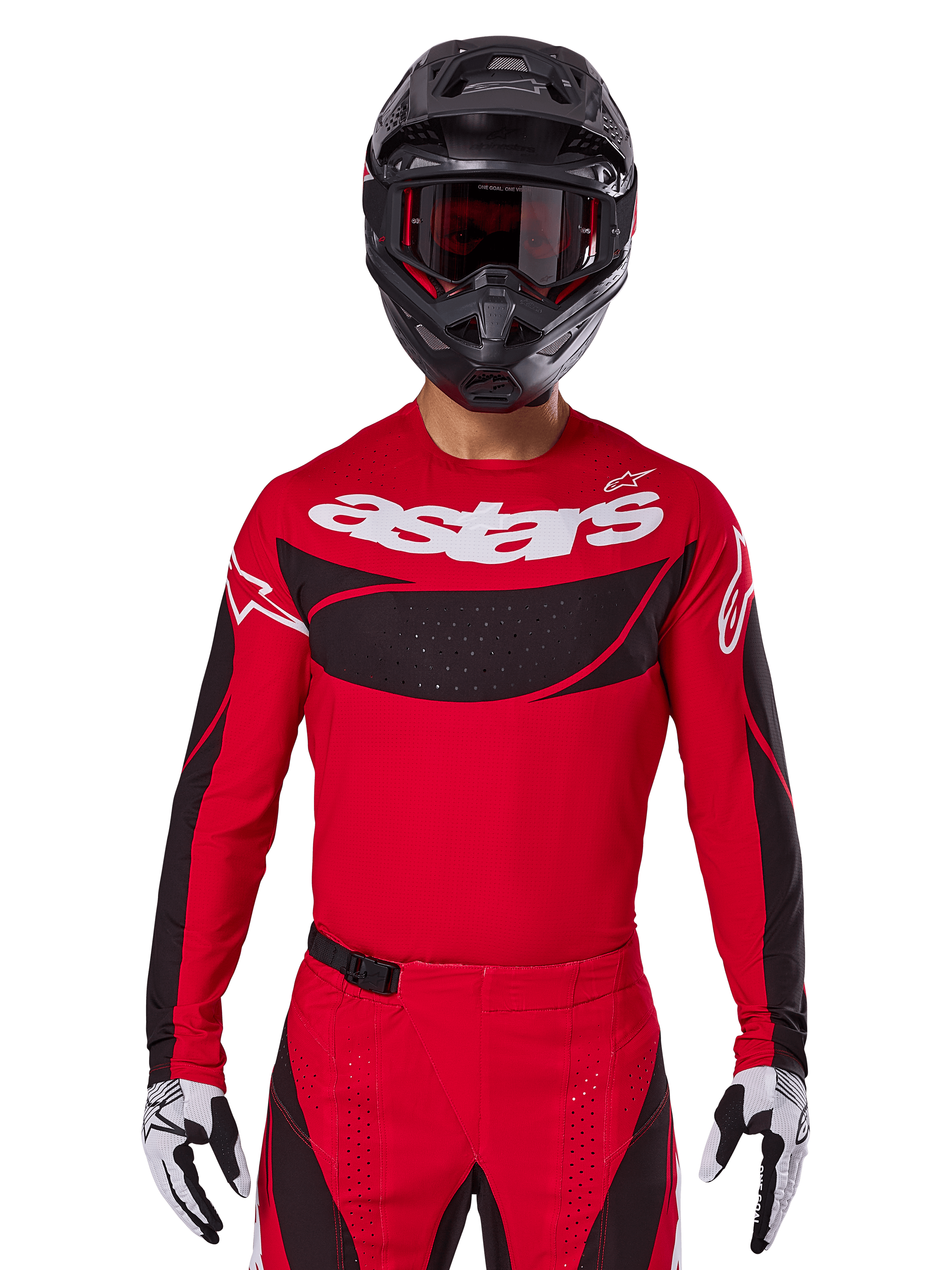 Alpinestars Techstar Dreem Jersey 2025, koszulka motocrossowa, jasnoczerwona i czarna, białe logo „astars”, czarny wentylowany panel na klatce piersiowej, kompletny strój ze spodniami, czarnym kaskiem i biało-czarnymi rękawicami