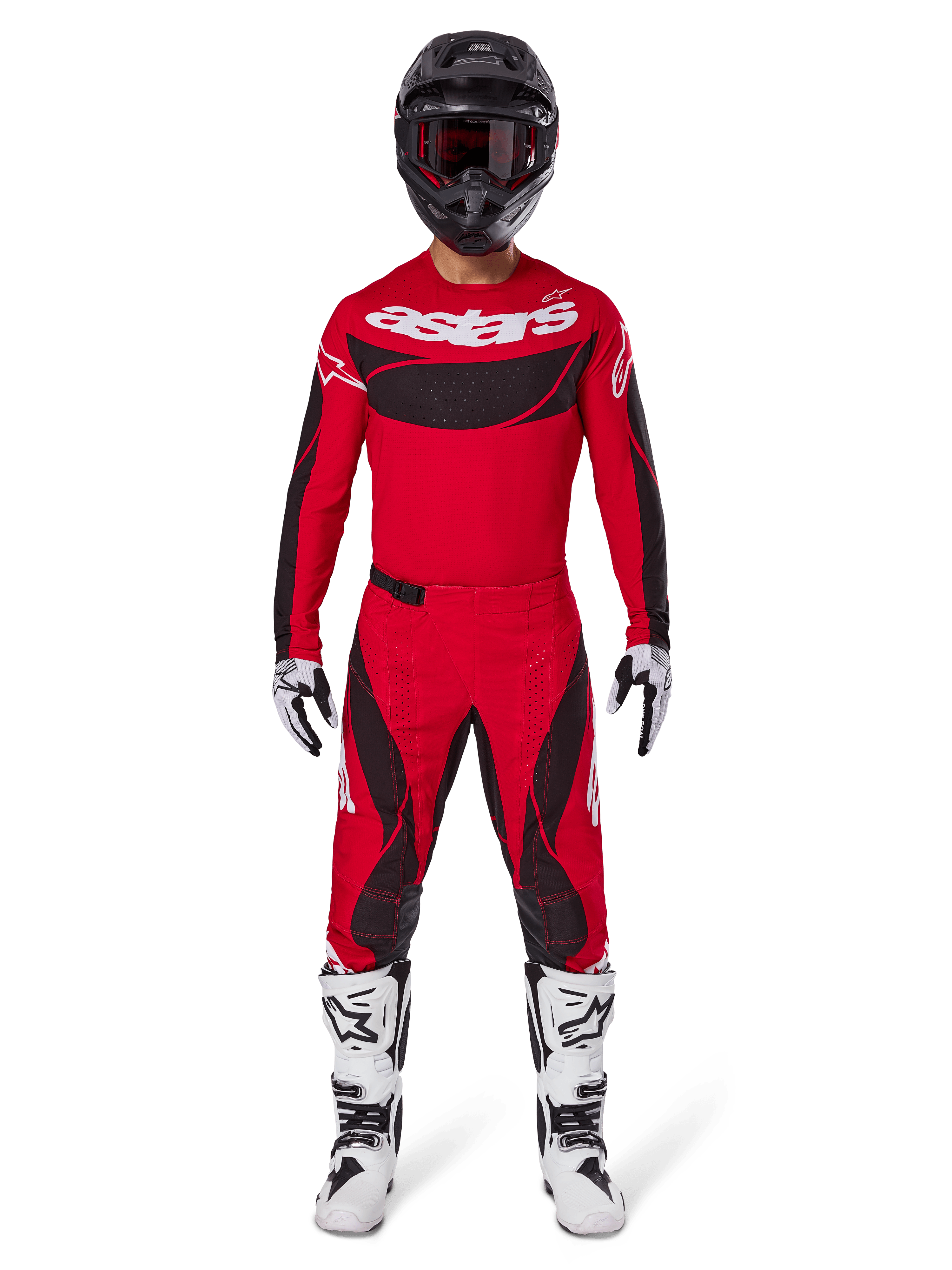 Zawodnik motocrossowy ubrany w zestaw Alpinestars 2025 Techstar Dreem, jasnoczerwona koszulka z czarnymi panelami i białym brandingiem „astars”, pasujące czerwono-czarne spodnie, czarny kask, biało-czarne buty i rękawice, kompletny strój do rywalizacji off-road