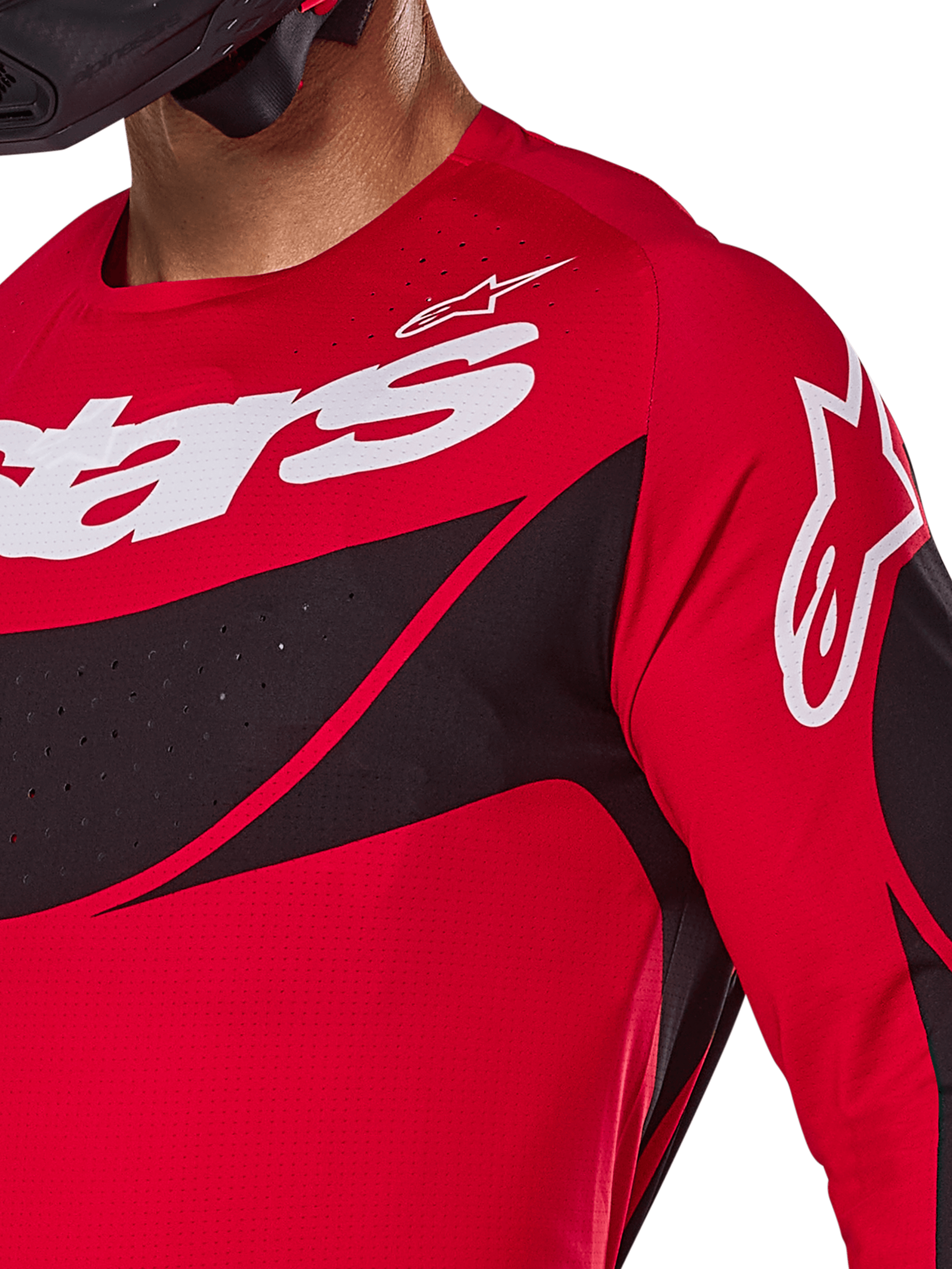 Alpinestars 2025 Techstar Dreem Jersey, koszulka motocrossowa, jaskrawoczerwona i czarna, zbliżenie na klatkę piersiową i ramię z białym logo, czarne ukośne panele z laserowo wycinanymi perforacjami zapewniającymi wentylację, sportowy krój wyścigowy zapewniający wydajność w terenie