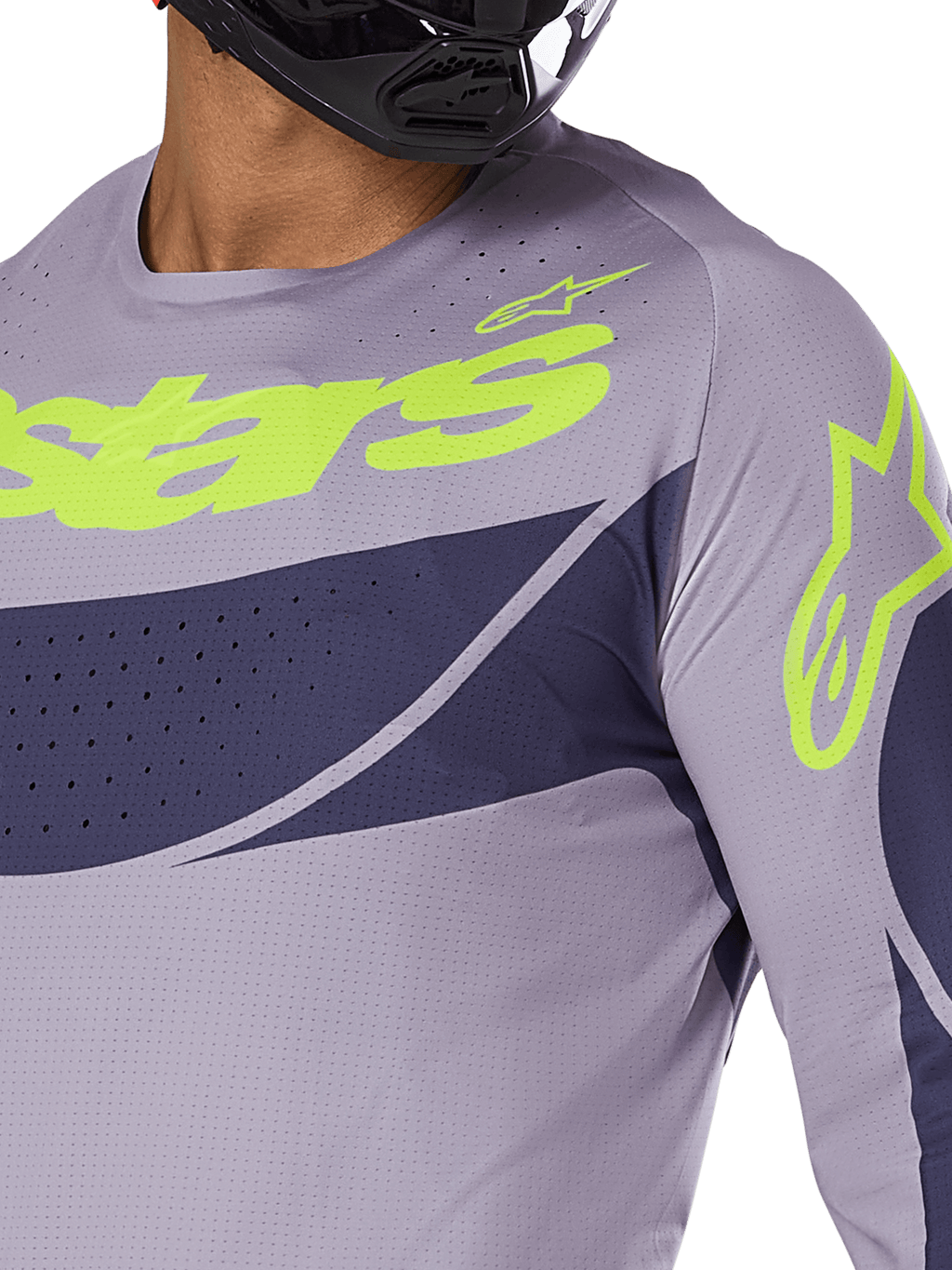 Alpinestars Techstar Dreem Jersey 2025, koszulka motocrossowa, szaro-granatowa z jaskrawym limonkowym logo, zbliżenie na motocyklistę w czarnym kasku, z laserowo wycinanymi perforacjami zapewniającymi wentylację