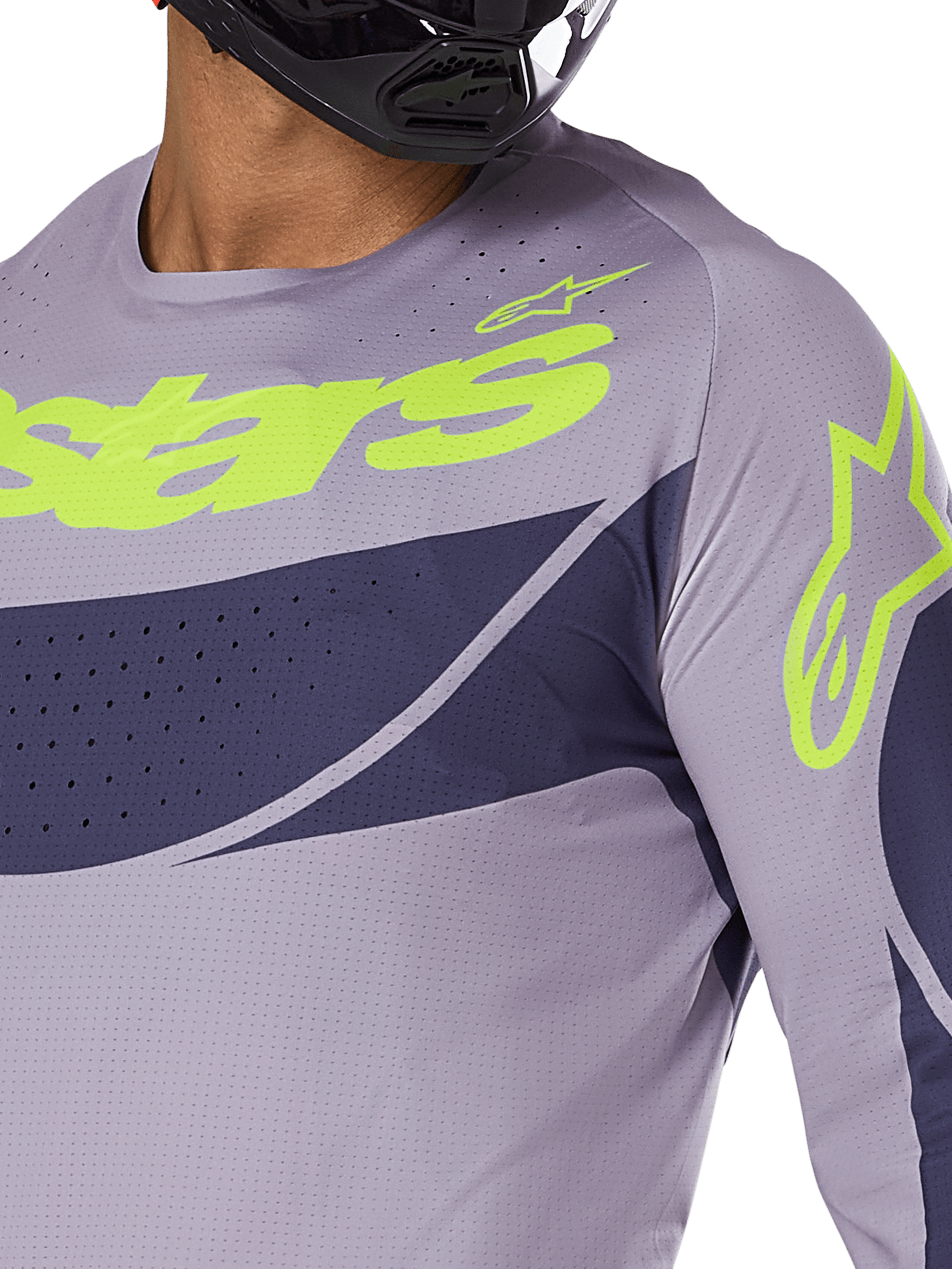 Alpinestars Techstar Dreem Jersey 2025, koszulka motocrossowa, szaro-granatowa z jaskrawym limonkowym logo, zbliżenie na motocyklistę w czarnym kasku, z laserowo wycinanymi perforacjami zapewniającymi wentylację