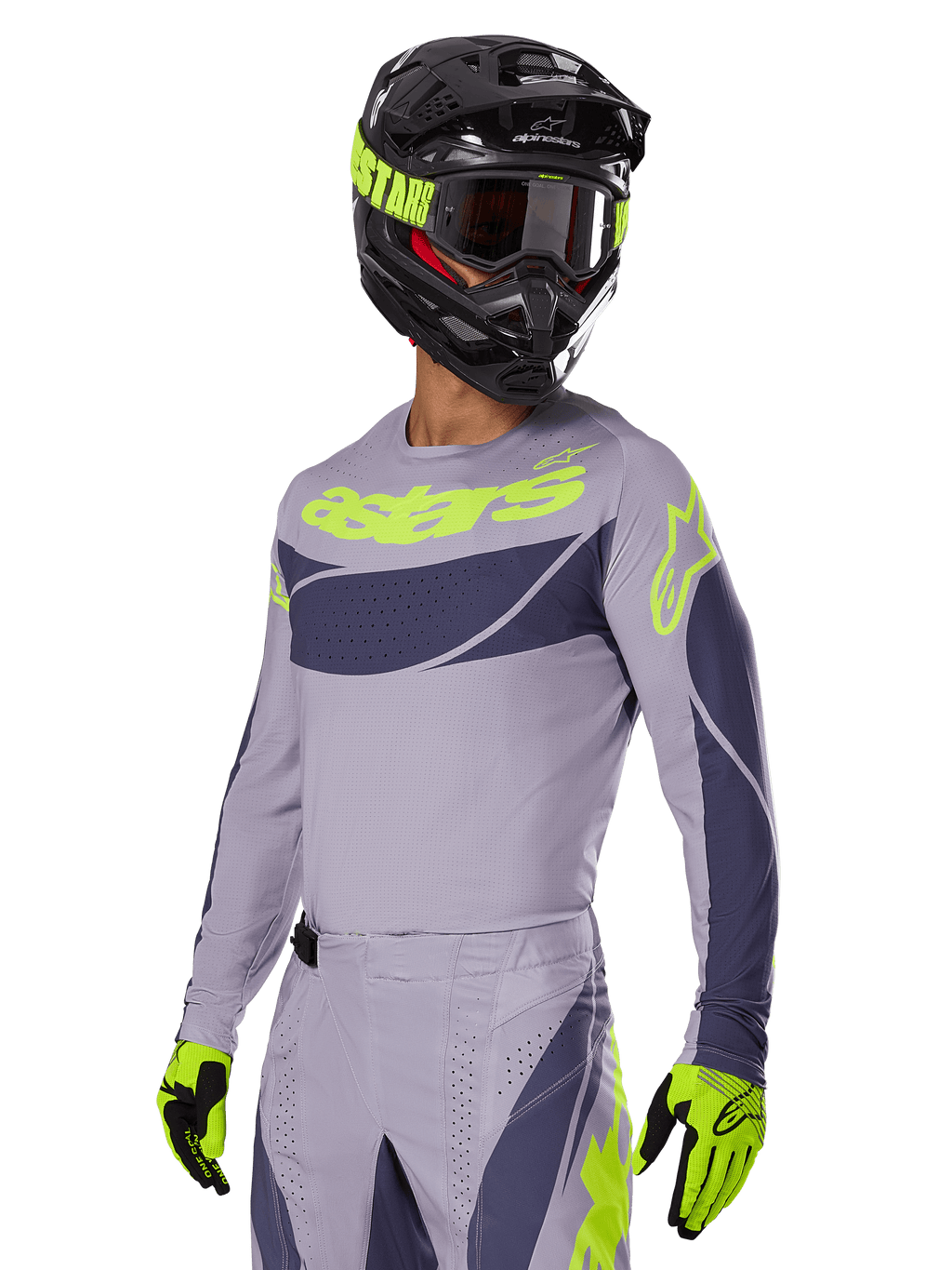 Motocyklista motocrossowy w koszulce Alpinestars 2025 Techstar Dreem, szary i ciemnoszary z limonkowymi logo, pasujące spodnie, czarny kask z limonkowymi akcentami, limonkowo-czarne rękawice, skoordynowany strój do wyścigów terenowych
