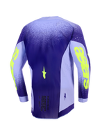 Alpinestars Supertech Scenz Jersey 2026, koszulka motocrossowa, fioletowa i żółta fluo, widok z tyłu ukazujący przedłużony profil pleców, lekkie panele boczne z elastycznej siatki z laserowymi perforacjami, wyraźne neonowe żółte logo na rękawach