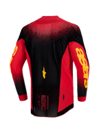 Alpinestars 2026 Supertech Scenz Jersey, widok z tyłu, czerwona, czarna i żółta, profesjonalna koszulka motocrossowa z lekkiej elastycznej siateczki, laserowo wycinana wentylacja, wyraziste żółte logo Astars na rękawach, przedłużony tył dla lepszej wydajności wyścigowej