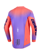 Alpinestars 2026 Supertech Scenz Jersey, koszulka motocrossowa, kolor koralowy i fioletowy, widok od tyłu przedstawiający lekką, elastyczną konstrukcję z siatki, laserowo wycinane perforacje dla wentylacji oraz wyraźne logo na rękawach i w dolnej części pleców.