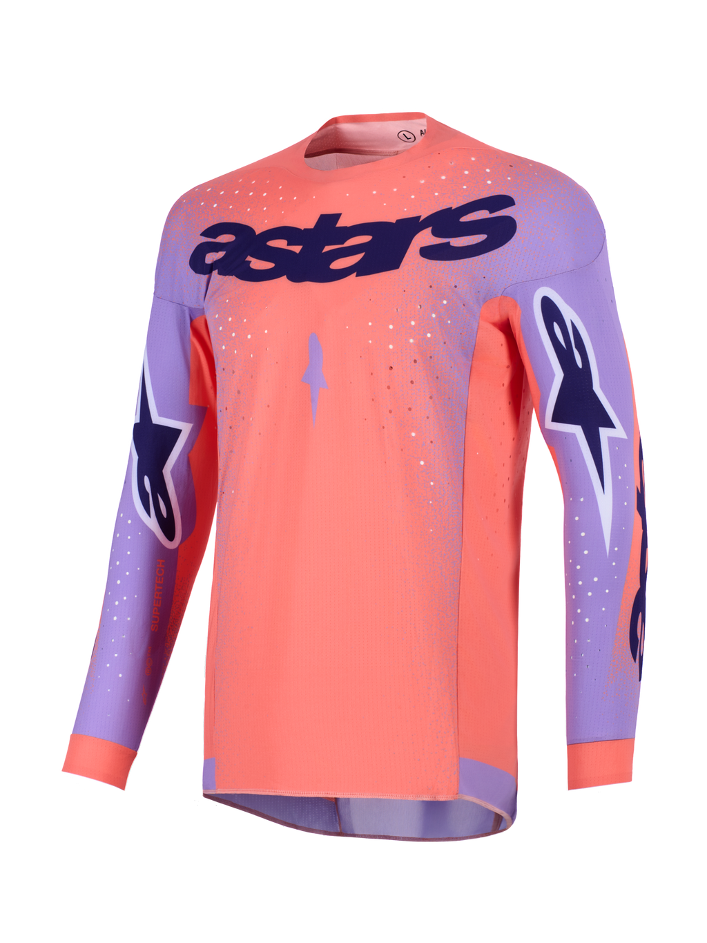Alpinestars 2026 Supertech Scenz Jersey, koszulka motocrossowa, koralowa i fioletowa, z dużym fioletowym napisem „astars” na klatce piersiowej, logo gwiazdy na rękawach i perforowanymi panelami z siatki do wyczynowej jazdy terenowej.