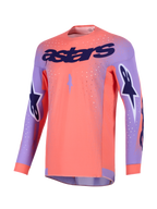 Alpinestars 2026 Supertech Scenz Jersey, koszulka motocrossowa, koralowa i fioletowa, z dużym fioletowym napisem „astars” na klatce piersiowej, logo gwiazdy na rękawach i perforowanymi panelami z siatki do wyczynowej jazdy terenowej.