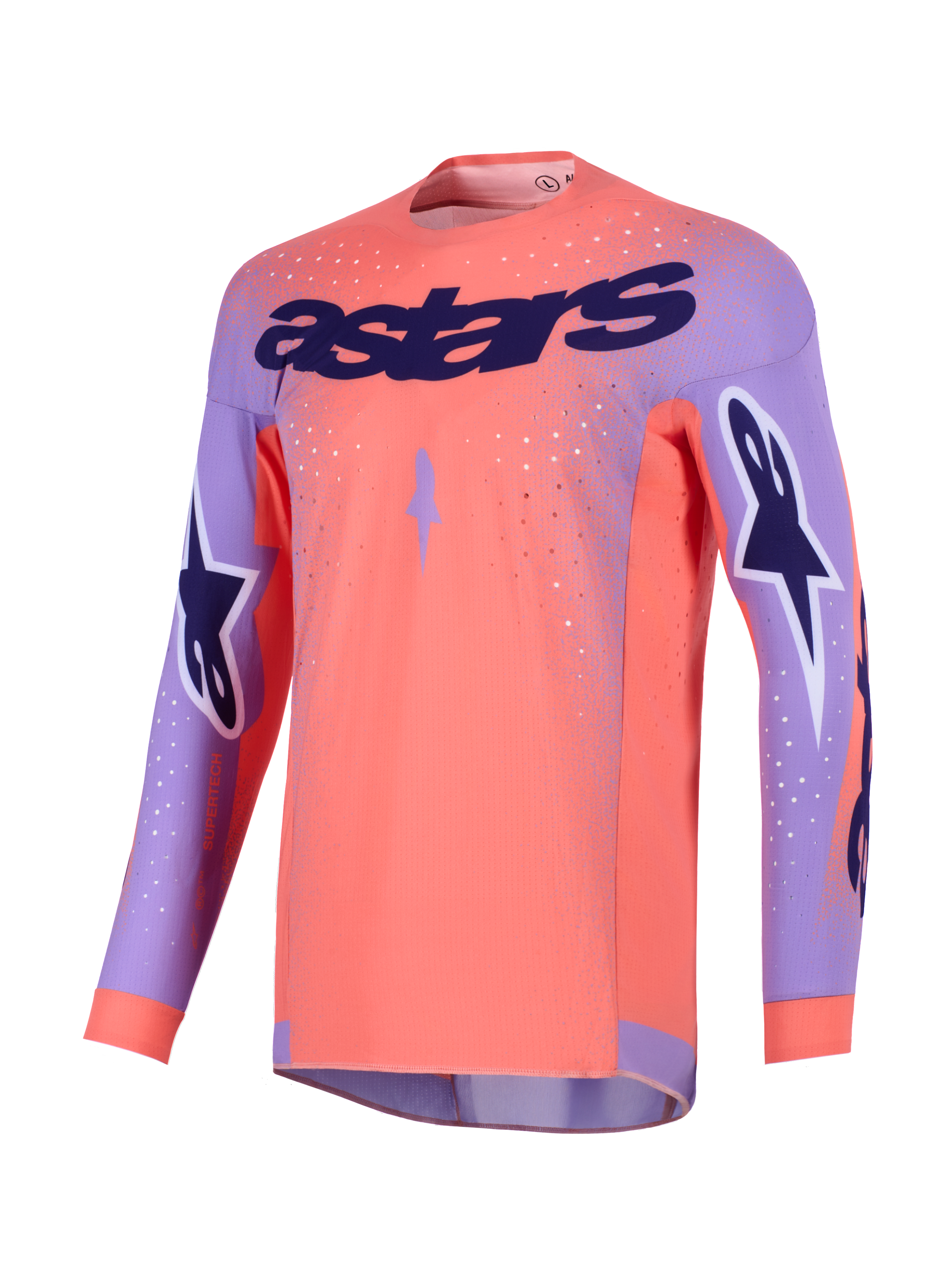 Alpinestars 2026 Supertech Scenz Jersey, koszulka motocrossowa, koralowa i fioletowa, z dużym fioletowym napisem „astars” na klatce piersiowej, logo gwiazdy na rękawach i perforowanymi panelami z siatki do wyczynowej jazdy terenowej.