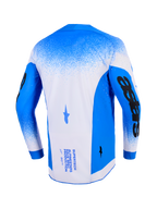 Alpinestars 2026 Supertech Scenz Jersey, widok z tyłu, niebiesko-biała (Ucla Blue White), profesjonalna koszulka motocrossowa z siatkową konstrukcją i laserowymi perforacjami, czarne grafiki na rękawach i techniczny branding na plecach.