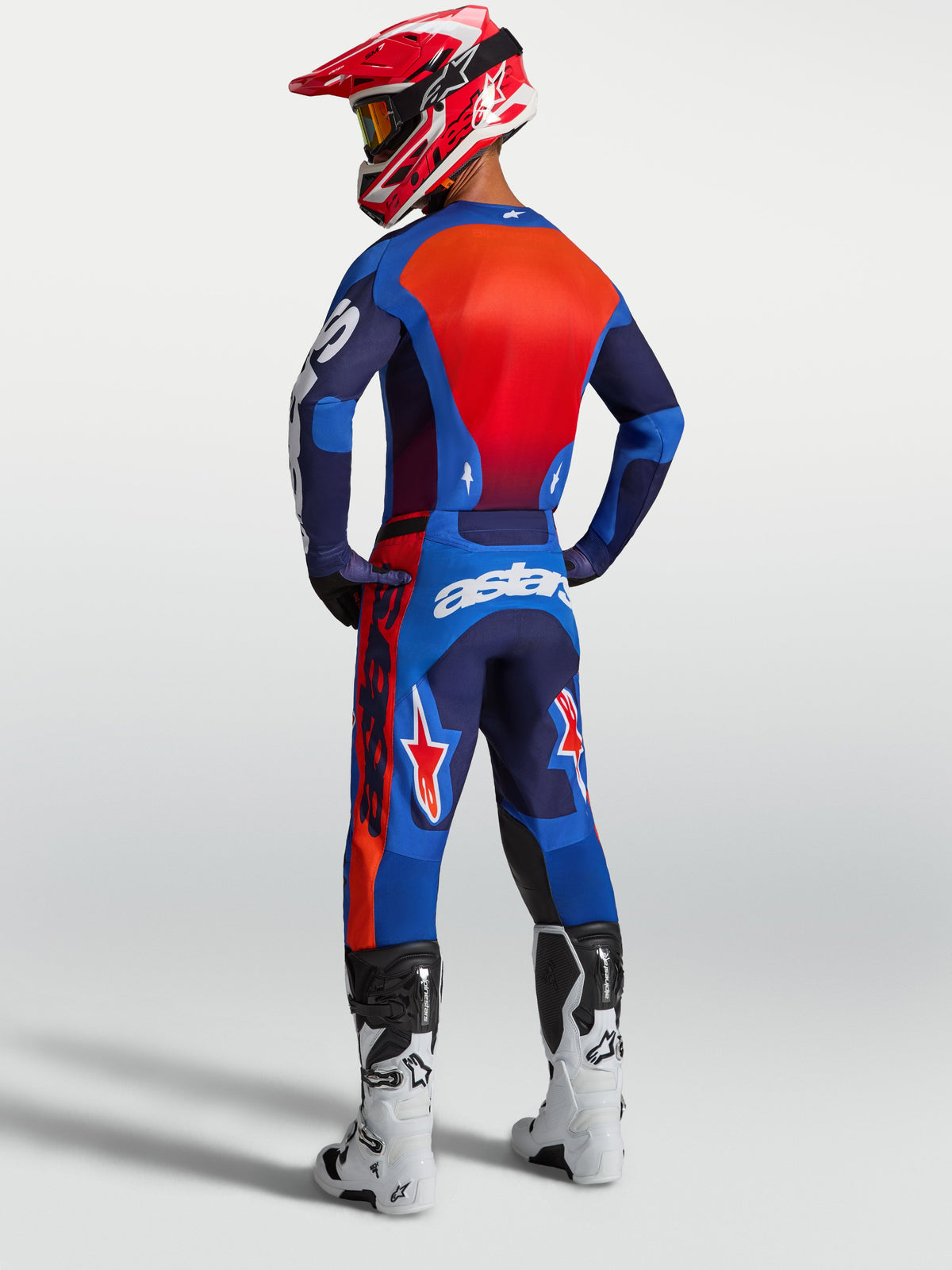 Alpinestars 2027 Racer Hunt, niebieski i czerwony zestaw motocrossowy, widok z tyłu, sportowy krój i oddychająca siateczka.