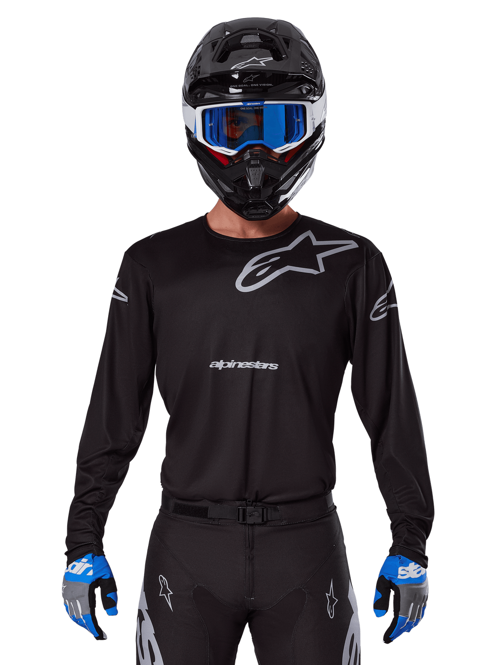Alpinestars 2025 Racer Graphite Jersey, odzież motocrossowa, czarna z szarymi logotypami, noszona z pasującym czarnym kaskiem, niebieskimi goglami i niebiesko-szarymi rękawicami, dopasowany krój sportowy z logo na piersi i rękawach