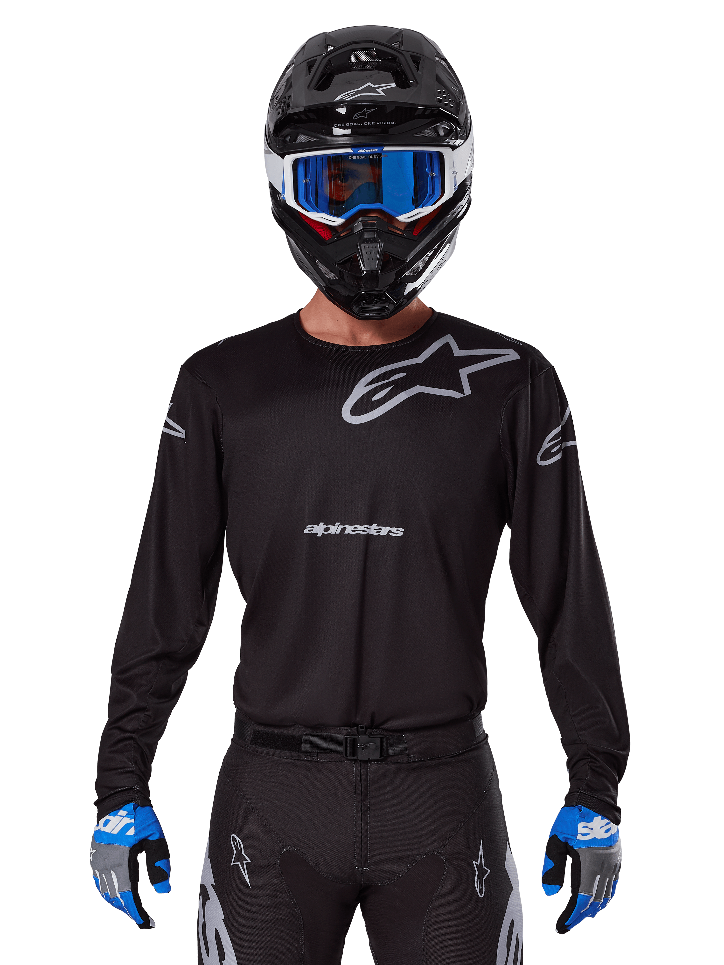 Alpinestars 2025 Racer Graphite Jersey, odzież motocrossowa, czarna z szarymi logotypami, noszona z pasującym czarnym kaskiem, niebieskimi goglami i niebiesko-szarymi rękawicami, dopasowany krój sportowy z logo na piersi i rękawach