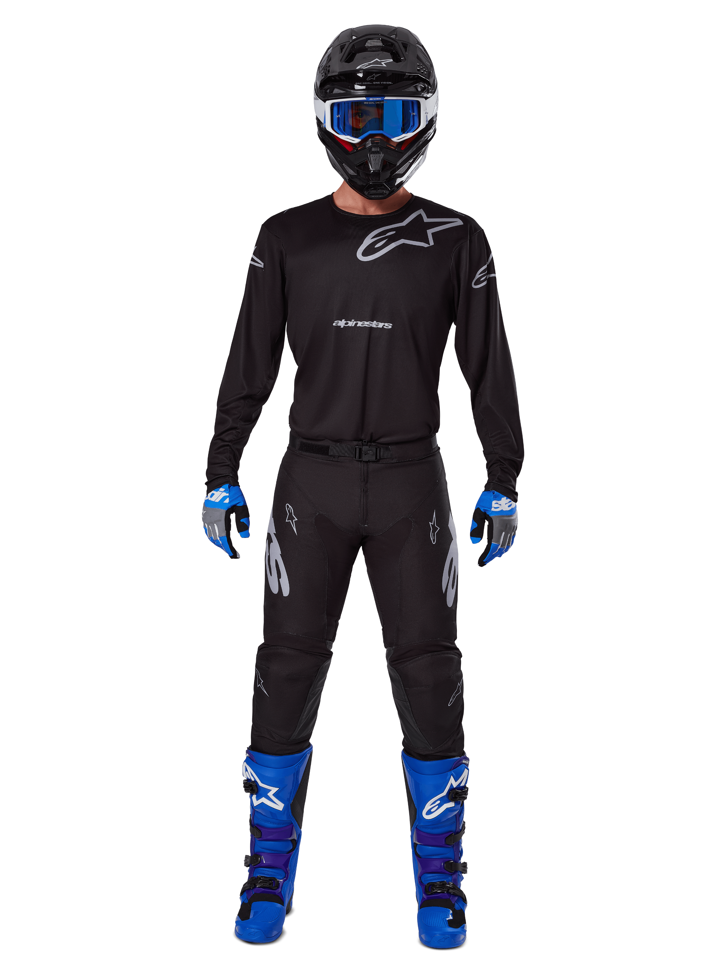 Zestaw Alpinestars 2025 Racer Graphite, motocyklista motocrossowy w pełnym stroju wyścigowym, czarna koszulka z długim rękawem i szarymi logotypami Alpinestars, czarne spodnie, czarny kask z niebieskimi goglami, niebiesko-szare rękawice, niebiesko-czarne buty, dopasowany komplet do wyścigów motocrossowych