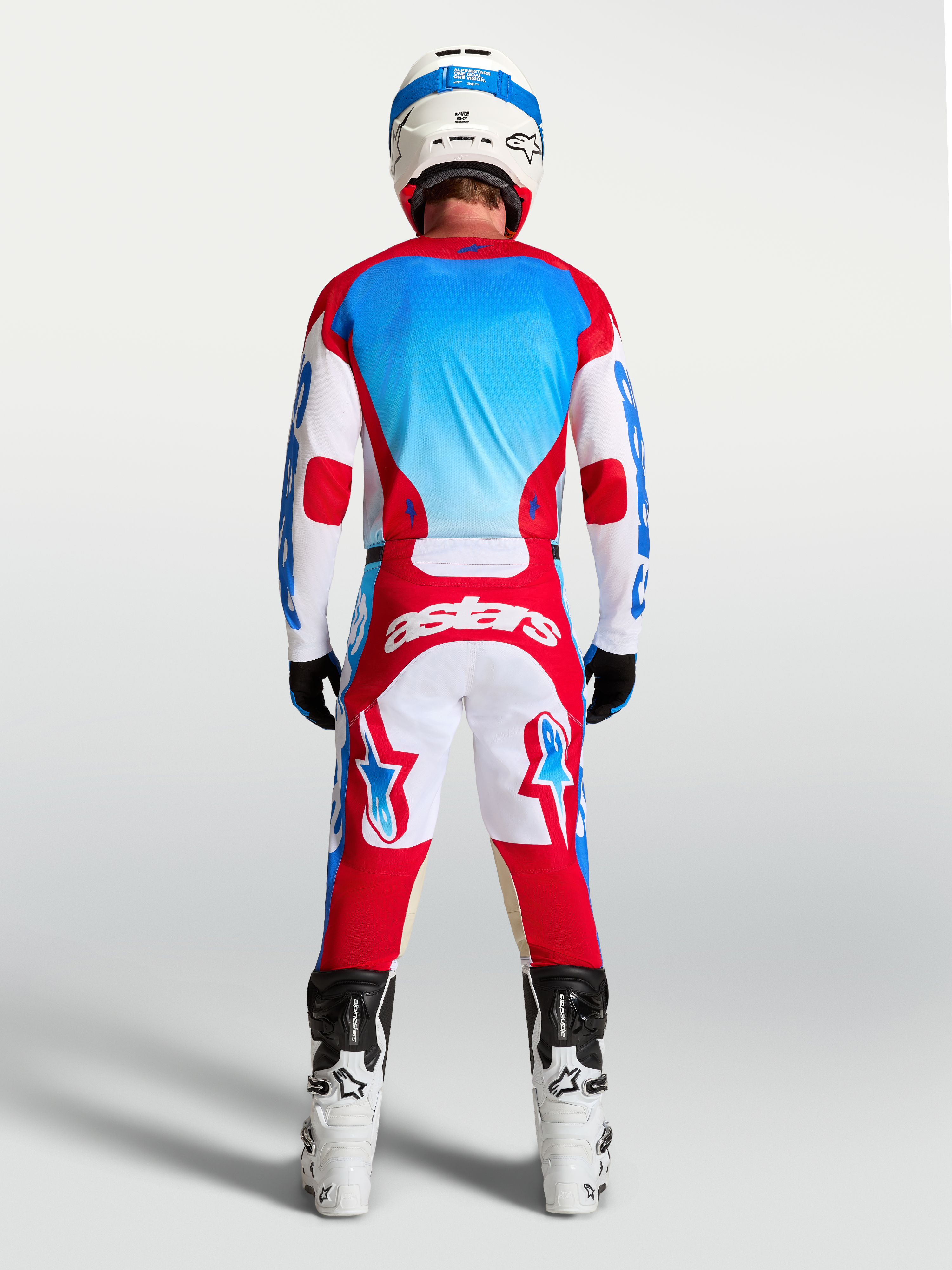 Koszulka Alpinestars Racer Hunt, męska, czerwona, biała i niebieska, widok z tyłu, materiał odprowadzający wilgoć.