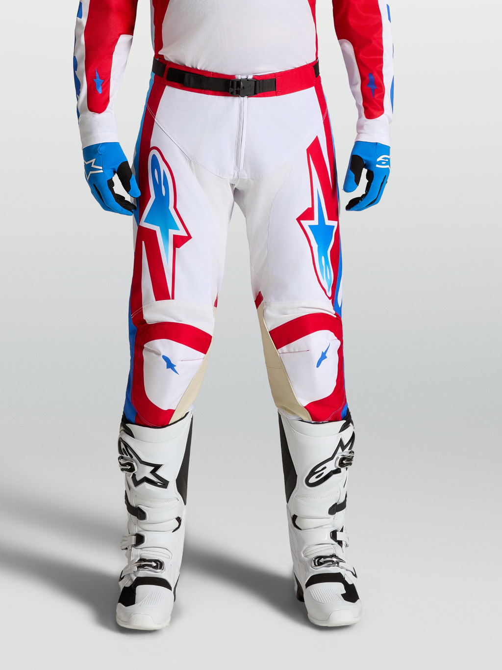 Alpinestars Spodnie Racer Hunt, spodnie motocrossowe męskie, białe i czerwone z niebieskimi detalami, ergonomiczna konstrukcja z panelami skórzanymi na kolanach, wersja on-model