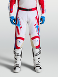 Alpinestars Spodnie Racer Hunt, spodnie motocrossowe męskie, białe i czerwone z niebieskimi detalami, ergonomiczna konstrukcja z panelami skórzanymi na kolanach, wersja on-model