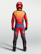 Alpinestars Racer Hunt, męskie spodnie i zestaw motocrossowy, czerwone i szare, widok z tyłu, sportowy krój wyścigowy.