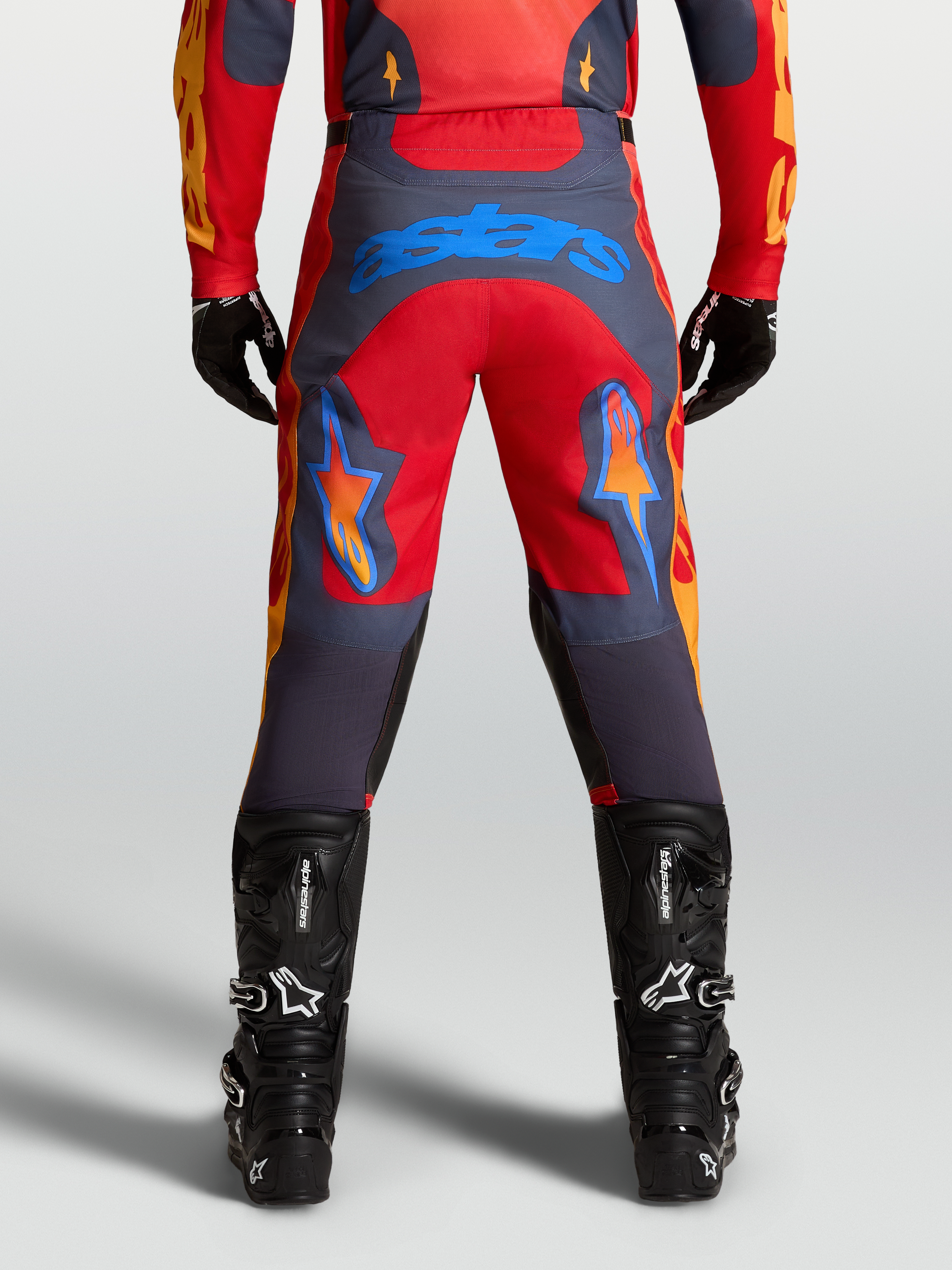 Alpinestars Spodnie Racer Hunt, męskie spodnie motocrossowe, czerwone i szare, niebieskie logo Astars, widok od tyłu