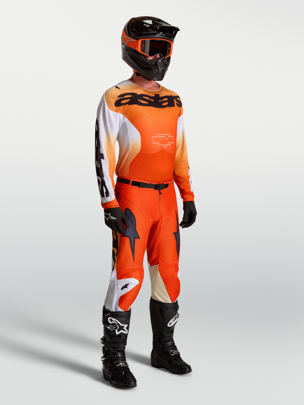 Koszulka Alpinestars Racer Amber, męska koszulka motocrossowa, pomarańczowa i czarna, lekki poliester, pełny zestaw na modelu.