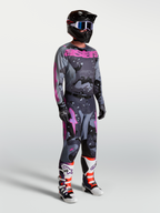 Alpinestars Racer Lone, męski zestaw motocrossowy, szary kamuflaż i fioletowe detale, koszulka, spodnie, kask oraz buty.
