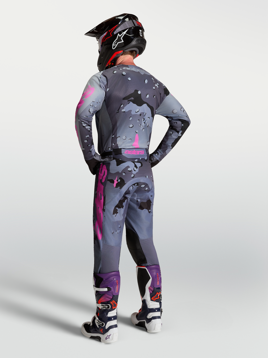 Alpinestars koszulka Racer Lone i Racer Lone Gear Set, męski zestaw motocrossowy, szary kamuflaż i fioletowy, widok z tyłu.