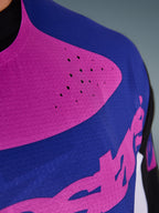 Alpinestars 2026 Techstar Knif Jersey, koszulka motocrossowa, czarna, jasnoszara i fioletowa, zbliżenie na klatkę piersiową z laserowo wycinanymi perforacjami i odprowadzającym wilgoć elastycznym materiałem dla lepszej wentylacji