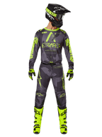 Zestaw Alpinestars 2025 Racer Hollow Gear Set, strój motocrossowy w barwach Dark Camo i Yellow Fluo, zawiera koszulkę z długim rękawem i pasujące spodnie, czarny kask z neonowymi akcentami, jaskrawożółte buty i rękawice, profesjonalny sprzęt do jazdy terenowej