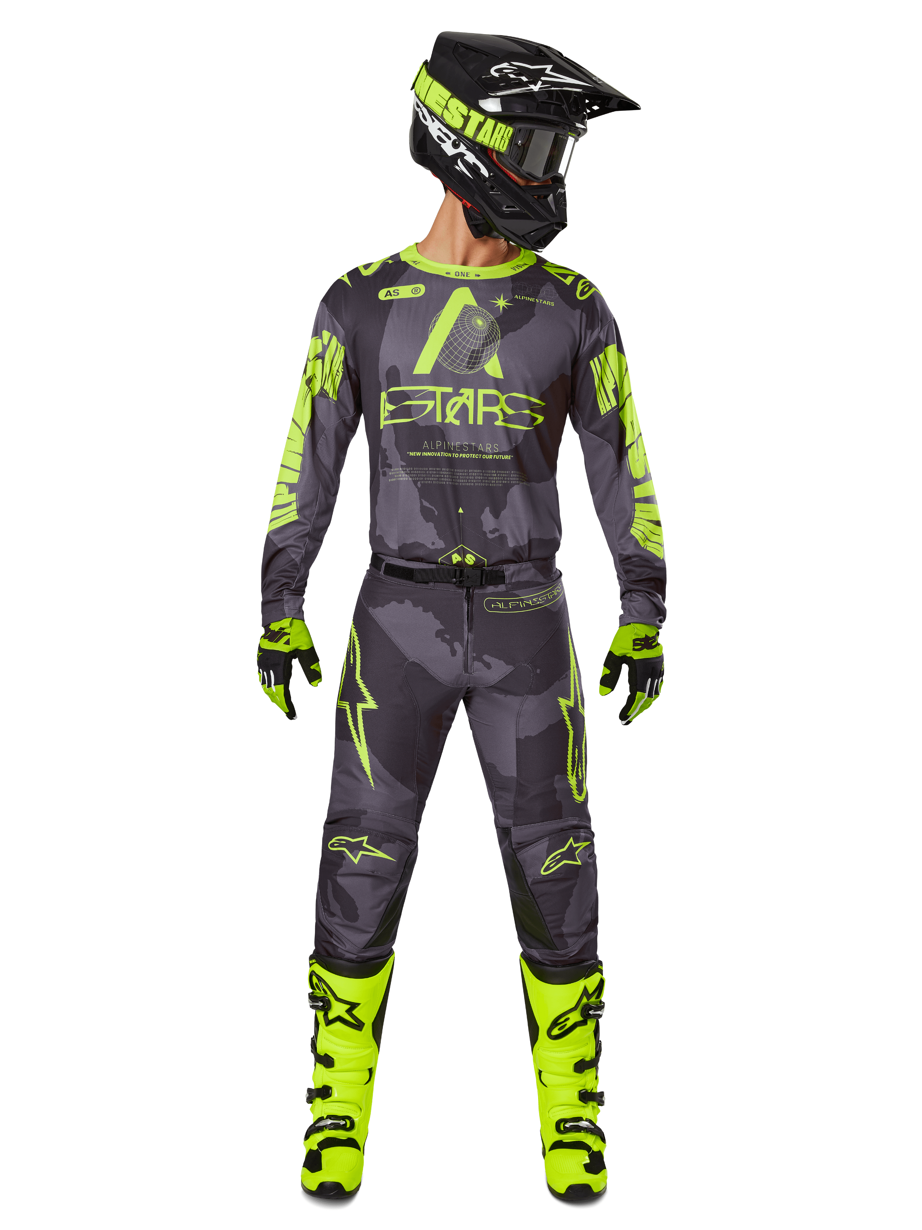 Zestaw Alpinestars 2025 Racer Hollow Gear Set, strój motocrossowy w barwach Dark Camo i Yellow Fluo, zawiera koszulkę z długim rękawem i pasujące spodnie, czarny kask z neonowymi akcentami, jaskrawożółte buty i rękawice, profesjonalny sprzęt do jazdy terenowej