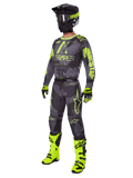 Zestaw Alpinestars 2025 Racer Hollow, kompletny strój motocrossowy, szary kamuflaż i neonowy żółty, zawiera koszulkę, spodnie, pasujący czarno-żółty kask, gogle, rękawice i jaskrawożółte buty, wysokowydajny sprzęt wyścigowy off-road