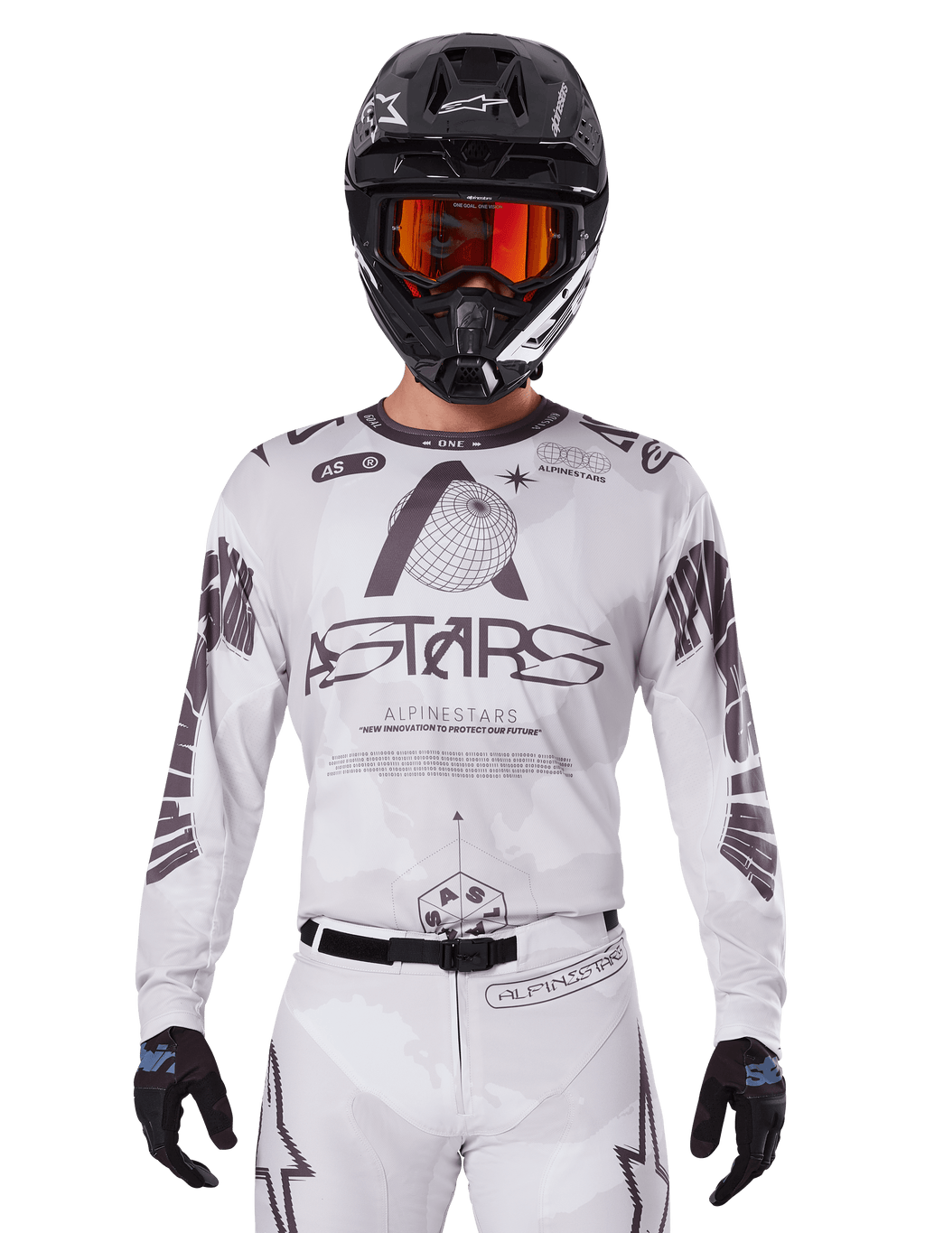 Alpinestars 2025 Racer Hollow Jersey, biało-czarna koszulka motocrossowa, noszona z pasującymi białymi spodniami MX i czarnym kaskiem z pomarańczowymi goglami, z wyraźnym brandingiem Alpinestars i grafikami z motywem globu, profesjonalna odzież wyścigowa off-road