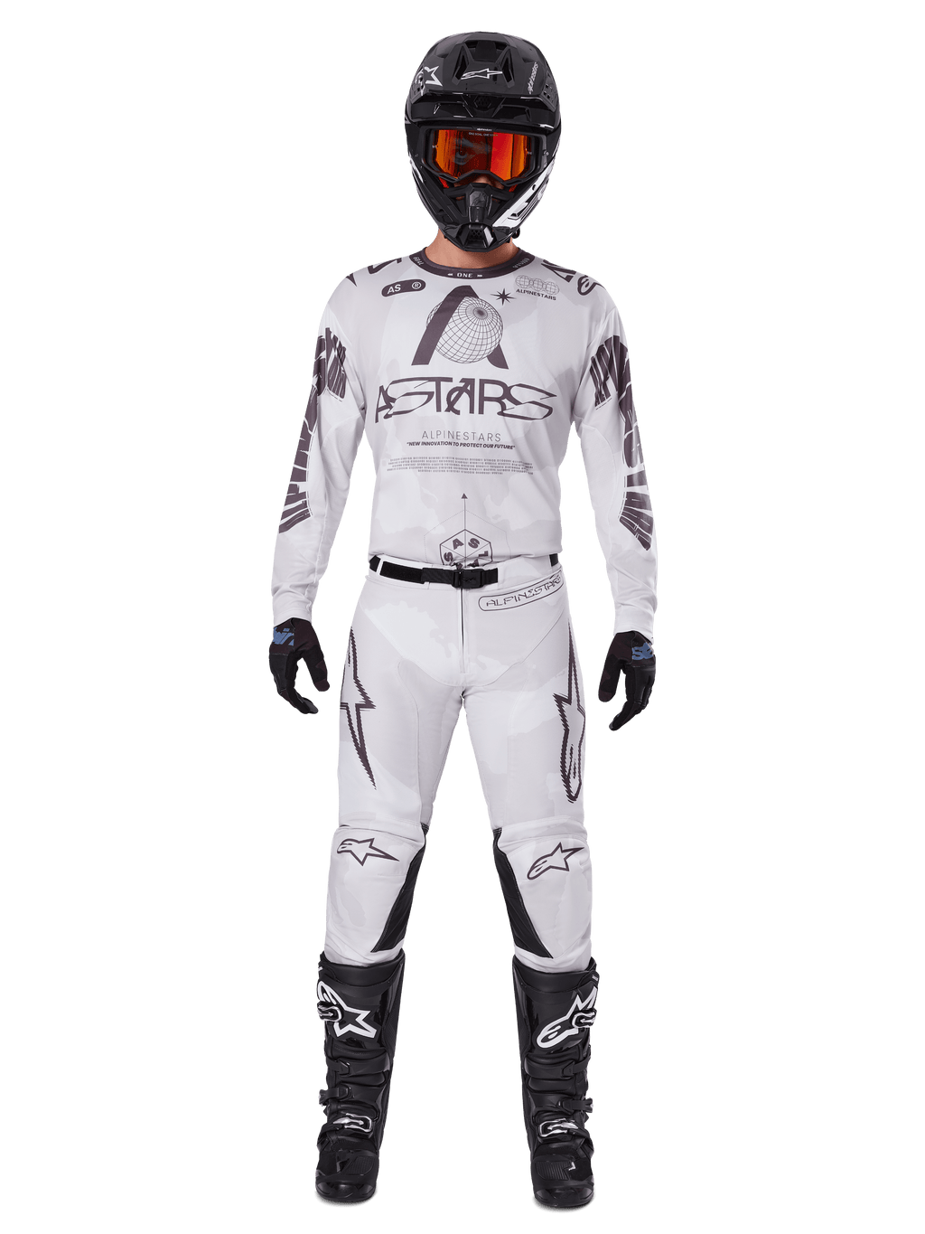 Alpinestars 2025 Racer Hollow Gear Set, biały z czarnymi i szarymi grafikami, kompletny strój motocrossowy z koszulką i spodniami, czarny kask, pomarańczowe gogle, czarne rękawice i czarne buty, wysokiej klasy odzież terenowa