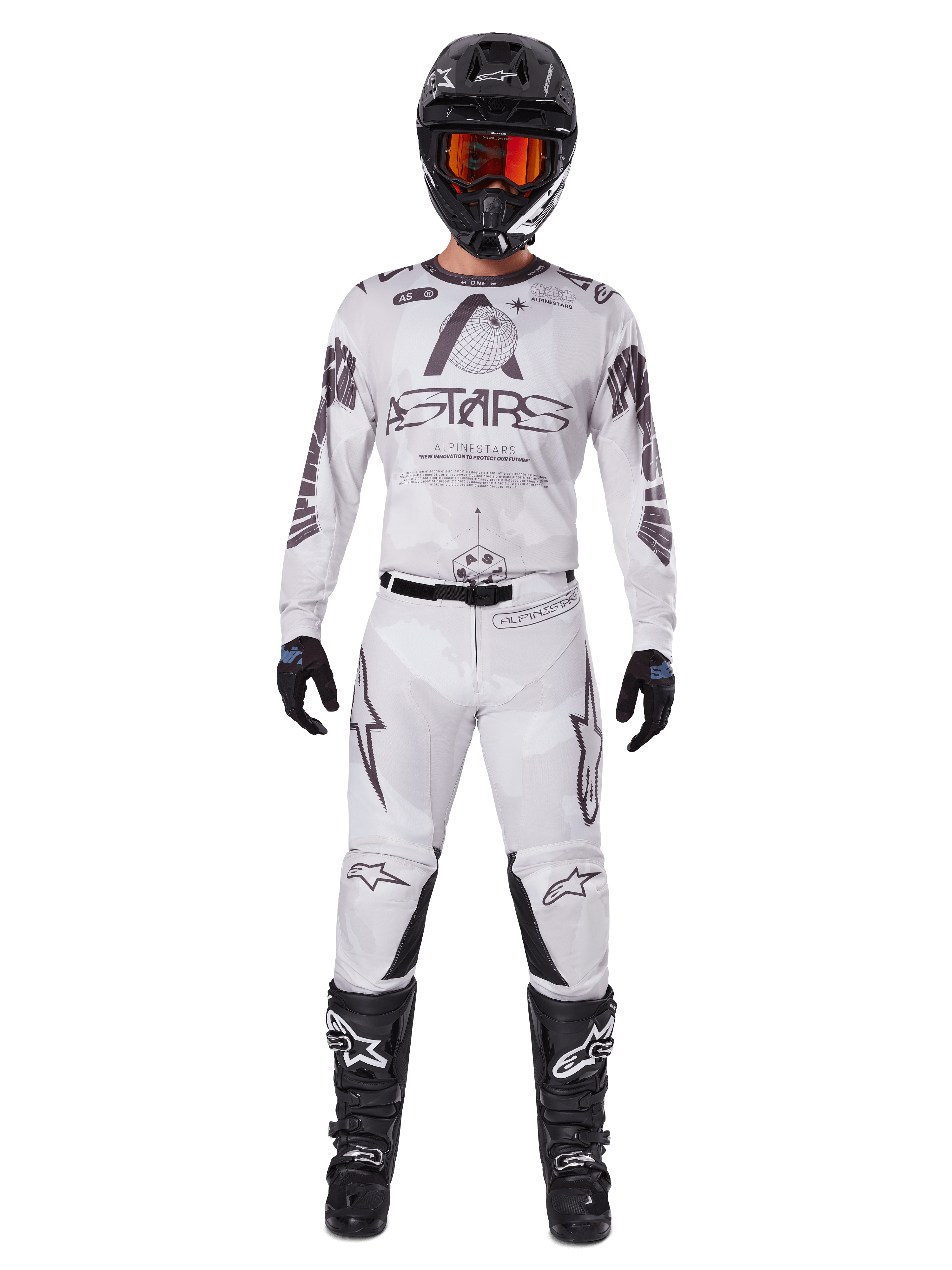 Alpinestars 2025 Racer Hollow Gear Set, biały z czarnymi i szarymi grafikami, kompletny strój motocrossowy z koszulką i spodniami, czarny kask, pomarańczowe gogle, czarne rękawice i czarne buty, wysokiej klasy odzież terenowa