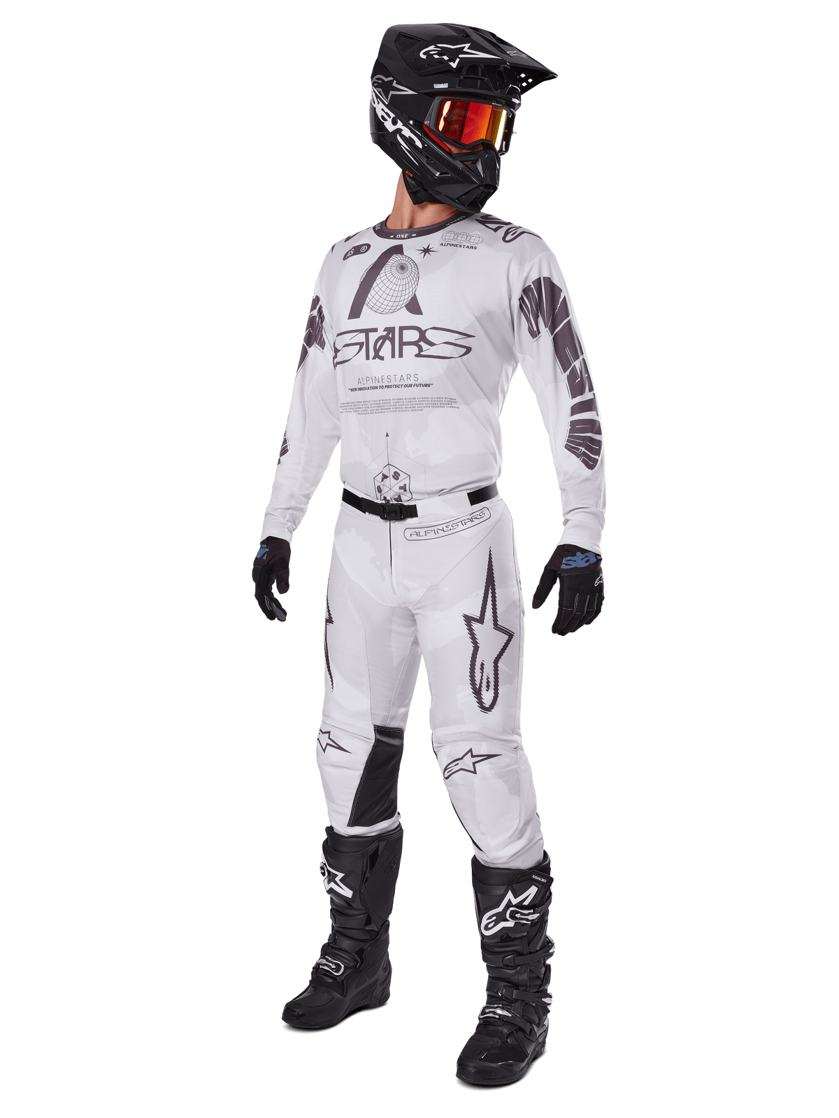 Alpinestars 2025 Racer Hollow Gear Set, strój motocrossowy, biało-szary, koszulka i spodnie z wyraźnym brandingiem „STARS”, czarny kask z pomarańczowo-czerwonymi goglami, czarne rękawice i czarne buty, kompletny profesjonalny sprzęt do jazdy terenowej