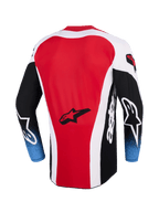 Alpinestars 2026 Techstar Knif Jersey, koszulka motocrossowa, czerwono-biało-czarna z niebieskim gradientem na rękawach, widok z tyłu prezentujący logo gwiazdy Alpinestars, przedłużony tył, sportowy krój wyścigowy do jazdy terenowej
