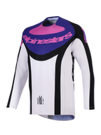 Alpinestars 2026 Techstar Knif Jersey, koszulka motocrossowa, czarno-jasnoszara z fioletowymi elementami, fioletowy panel na klatce piersiowej z różowym logo Alpinestars, czarne akcenty boczne, lekki materiał odprowadzający wilgoć