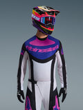 Alpinestars 2026 Techstar Knif Jersey, koszulka motocrossowa, czarna, jasnoszara i fioletowa, różowe logo Alpinestars na klatce piersiowej, noszona z pasującym kolorowym kaskiem i spodniami motocrossowymi, sportowy krój wyścigowy z laserowo wycinanymi perforacjami dla wentylacji