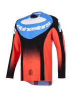 Alpinestars 2026 Techstar Knif Jersey, koszulka motocrossowa, pomarańczowa, czarna i niebieska UCLA, widok z przodu z niebieskim panelem na klatce piersiowej z białym logo Alpinestars i czarnym kropkowanym gradientem na pomarańczowych rękawach i korpusie, wyczynowa odzież do wyścigów terenowych.
